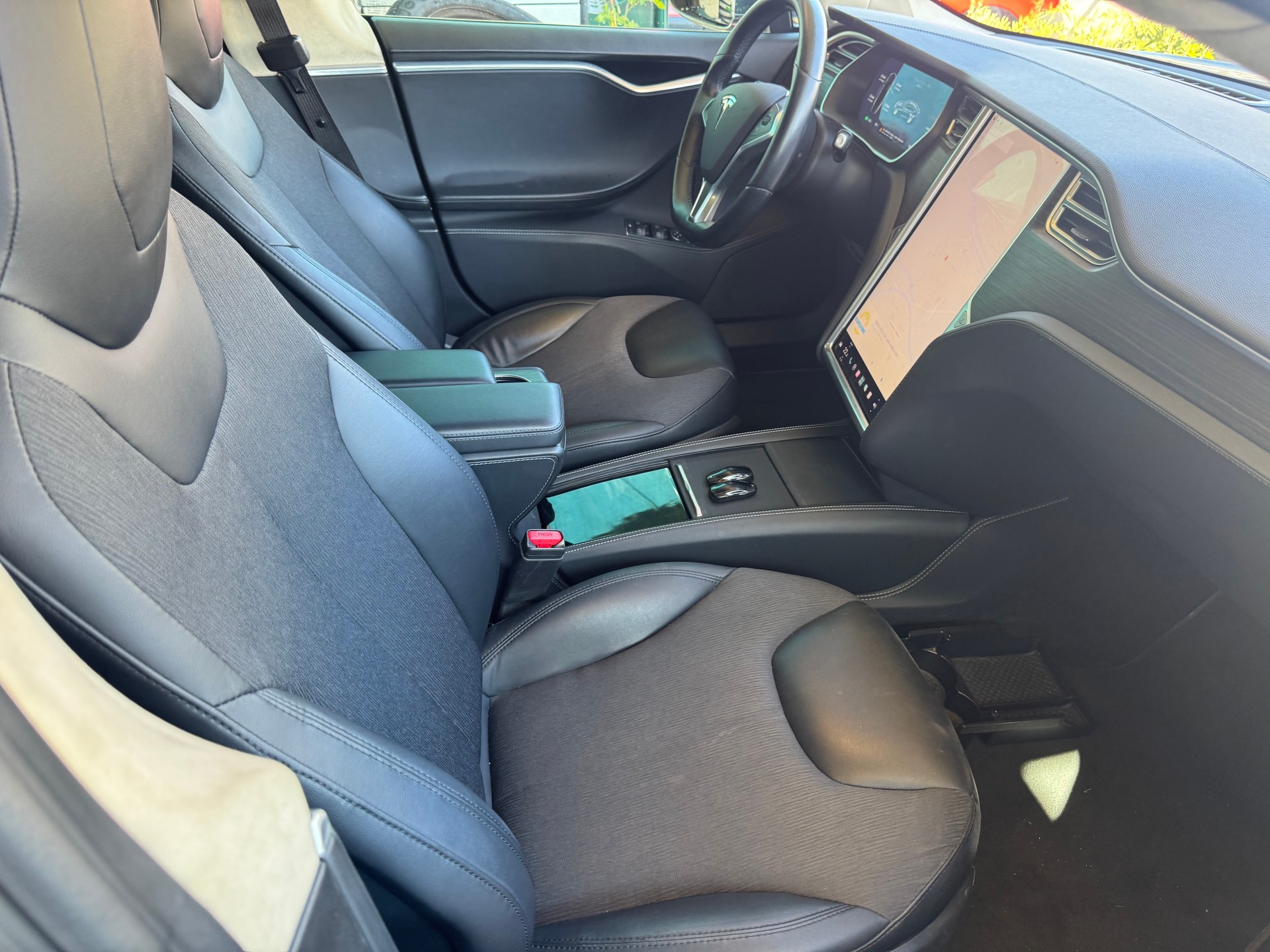 TESLA Model S 85 D-image-11