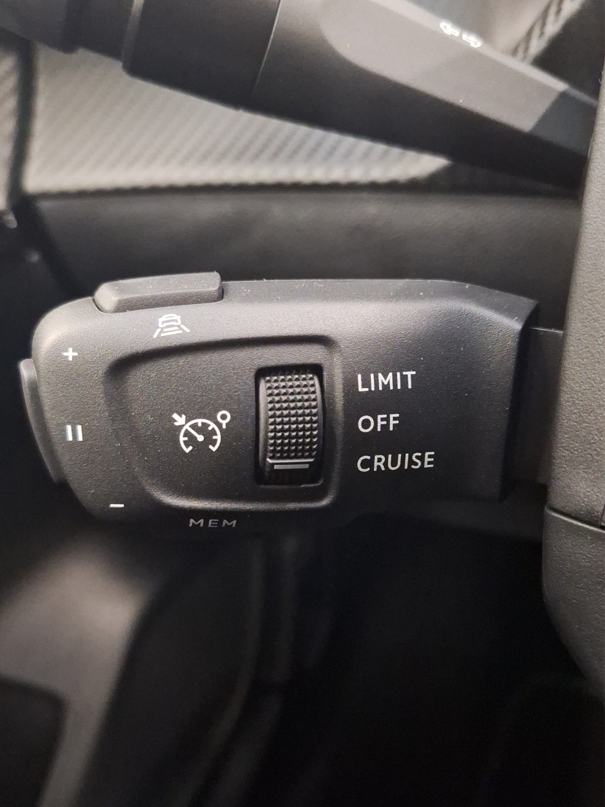 PEUGEOT 208 1.2 Hybrid 145 PS GT Exclusive-image-13