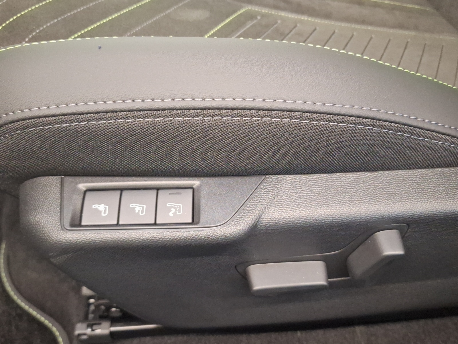 PEUGEOT 208 1.2 Hybrid 145 PS GT Exclusive-image-18