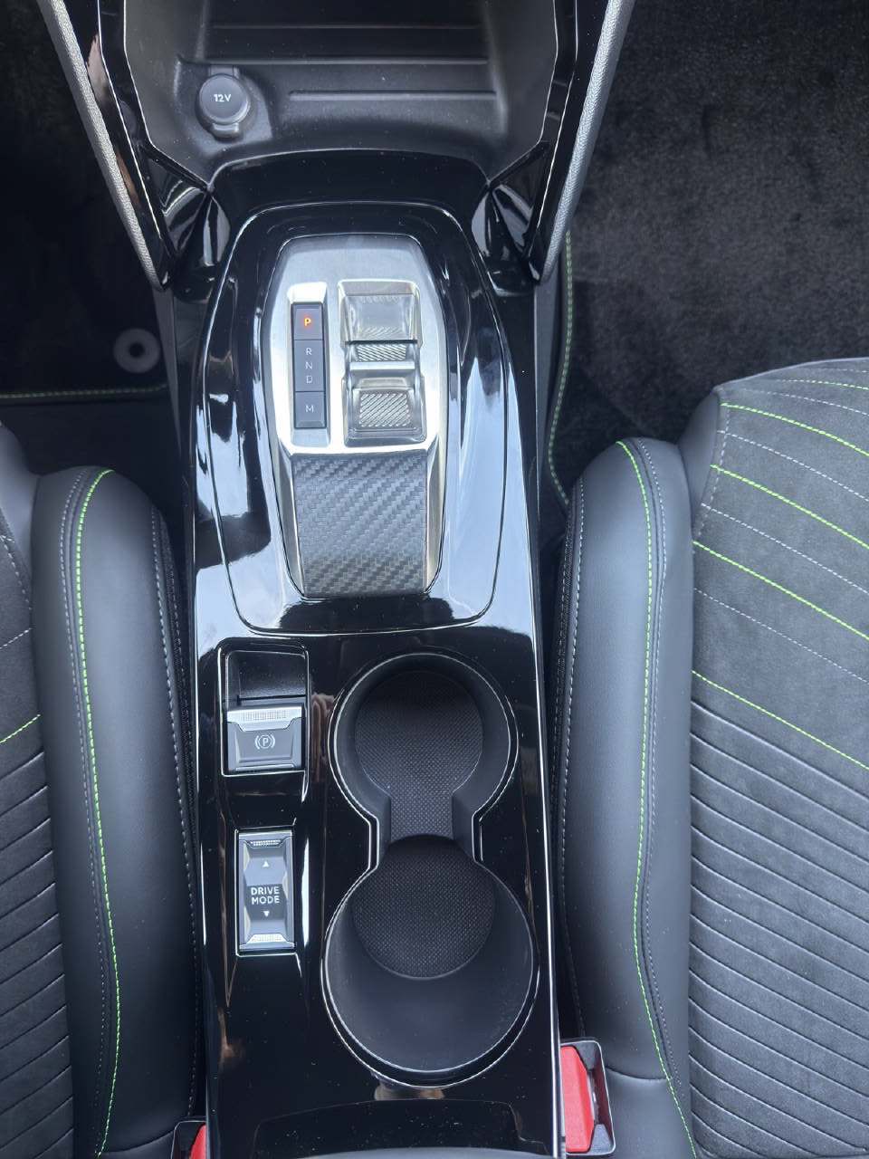 PEUGEOT 208 1.2 Hybrid 145 PS GT Exclusive-image-12