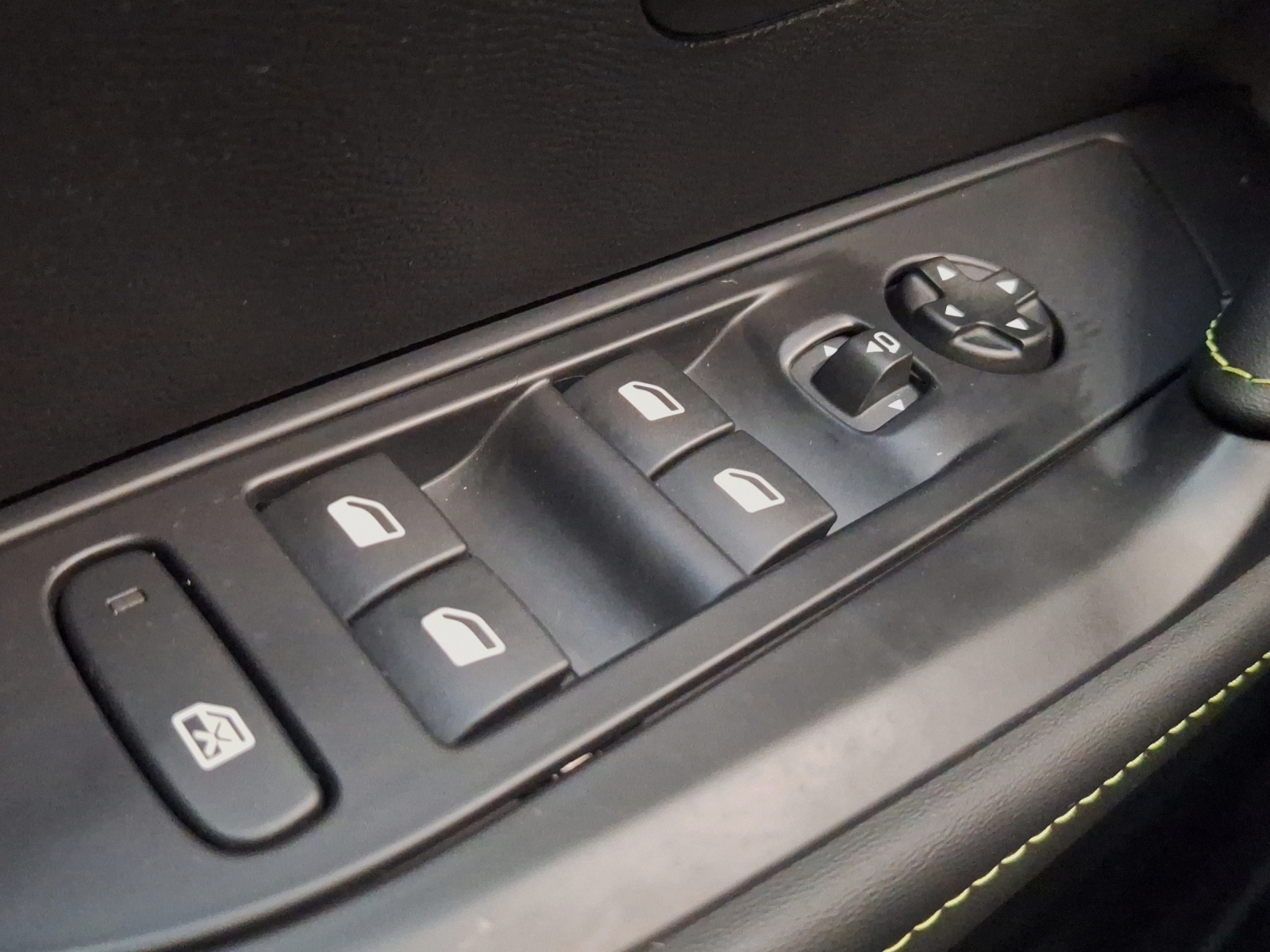 PEUGEOT 208 1.2 Hybrid 145 PS GT Exclusive-image-16