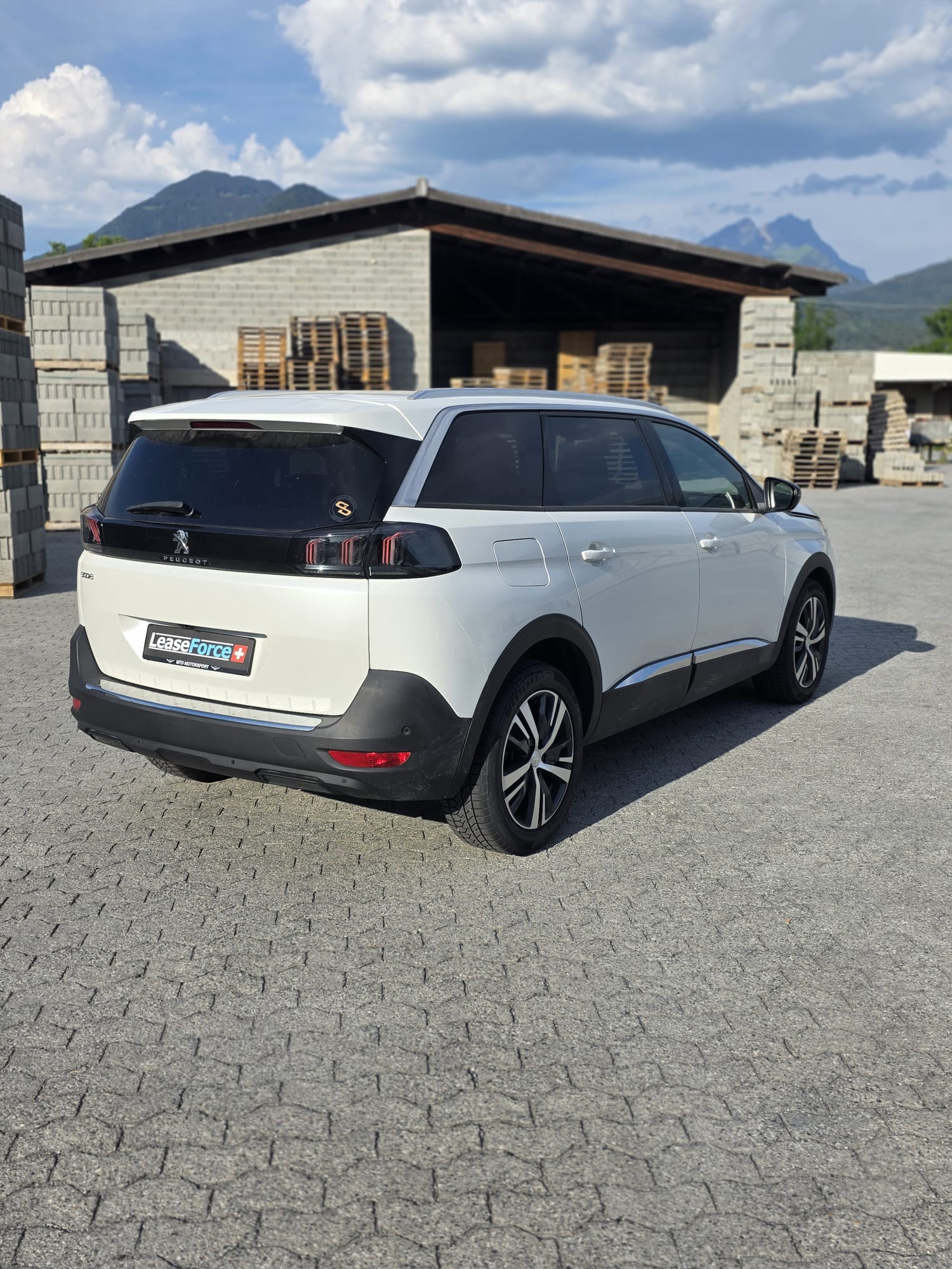 PEUGEOT 5008 1.2 Pure Tech Allure Pack EAT8-image-1