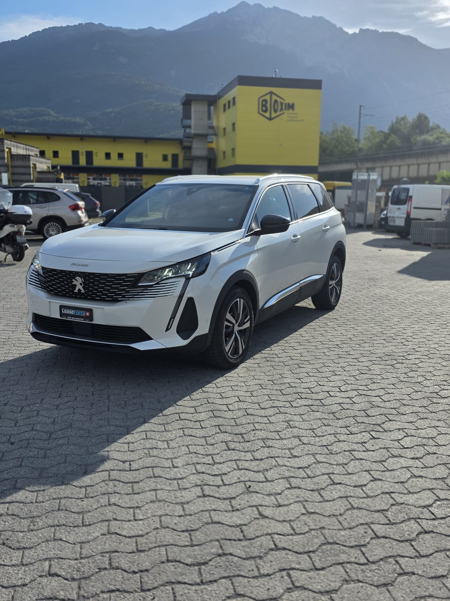 PEUGEOT 5008 1.2 Pure Tech Allure Pack EAT8-image-2