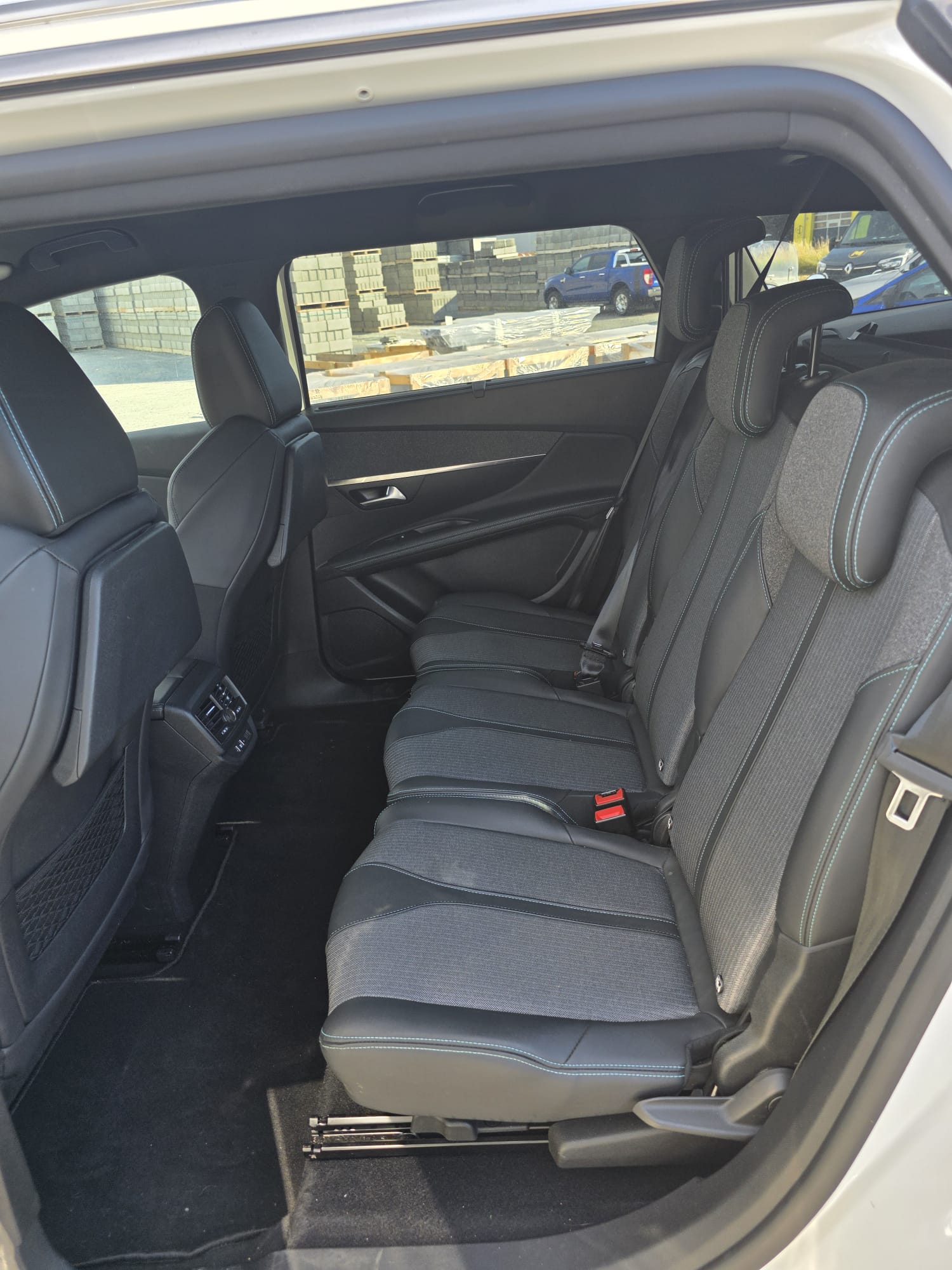 PEUGEOT 5008 1.2 Pure Tech Allure Pack EAT8-image-8