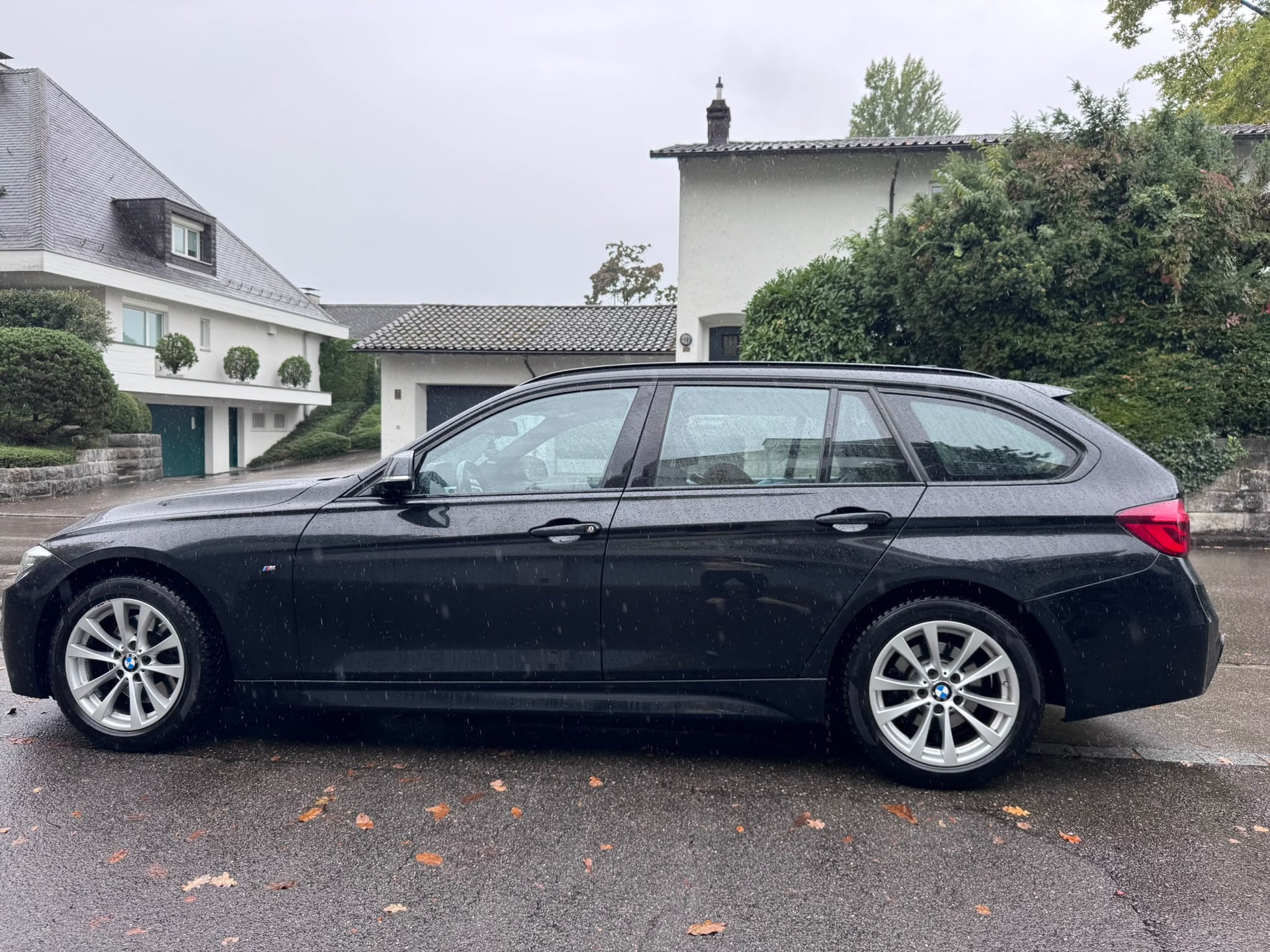 BMW 330i xDrive-image-2