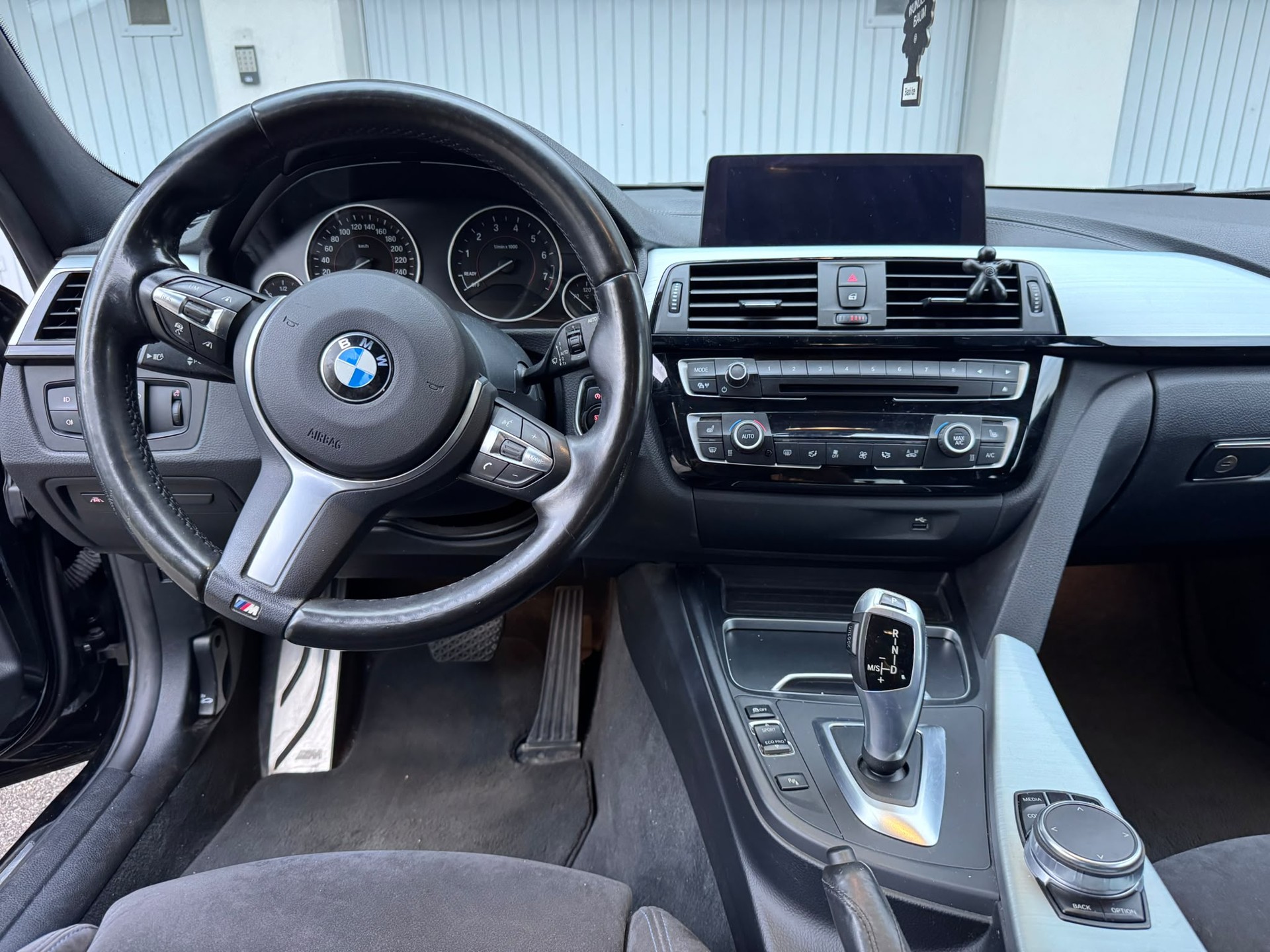 BMW 330i xDrive-image-5