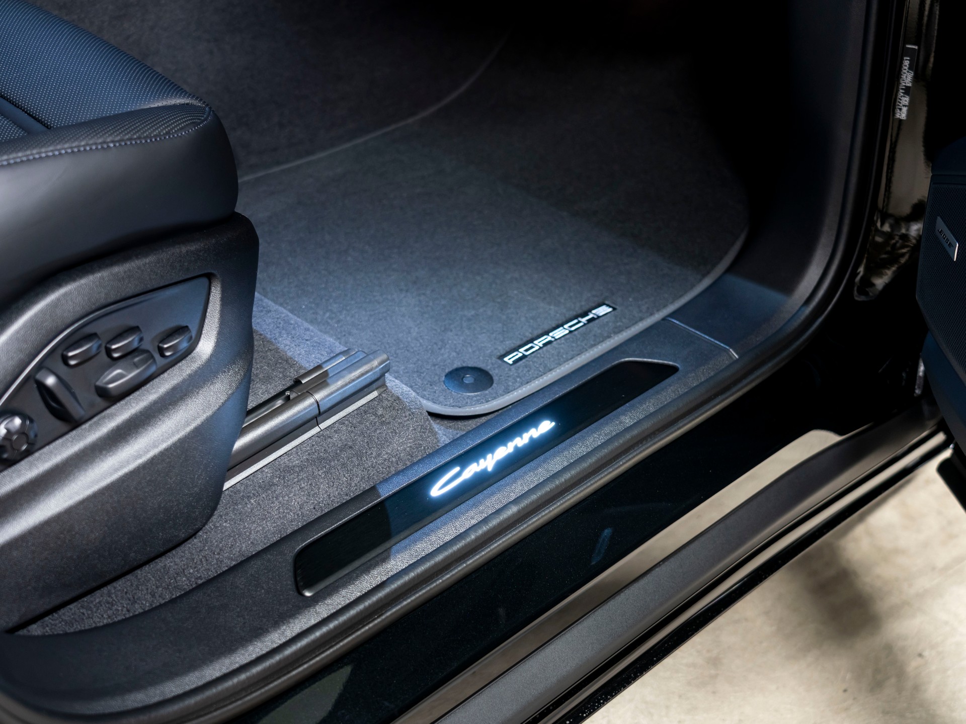 PORSCHE Cayenne Black Edition Tiptronic-image-24
