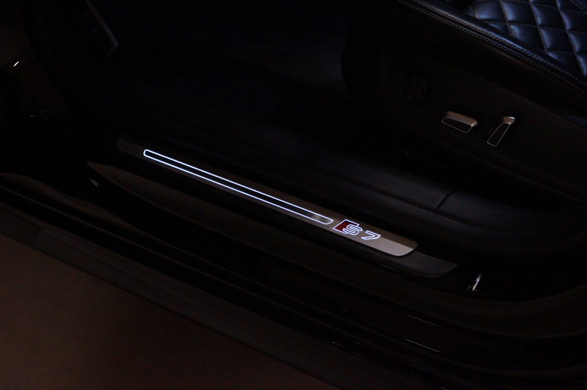 AUDI S7 Sportback 4.0 TFSI V8 quattro-image-18