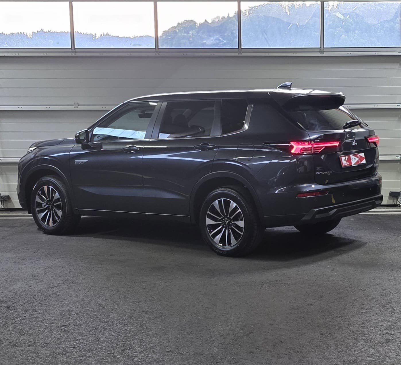 MITSUBISHI Outlander 2.4 PHEV Invite 4WD Automatic-image-2
