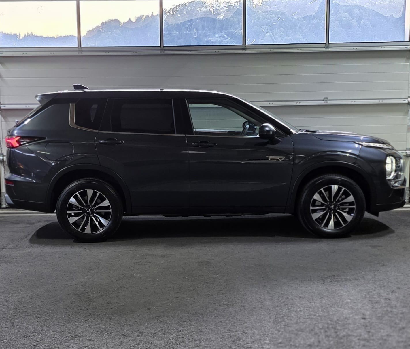 MITSUBISHI Outlander 2.4 PHEV Invite 4WD Automatic-image-5
