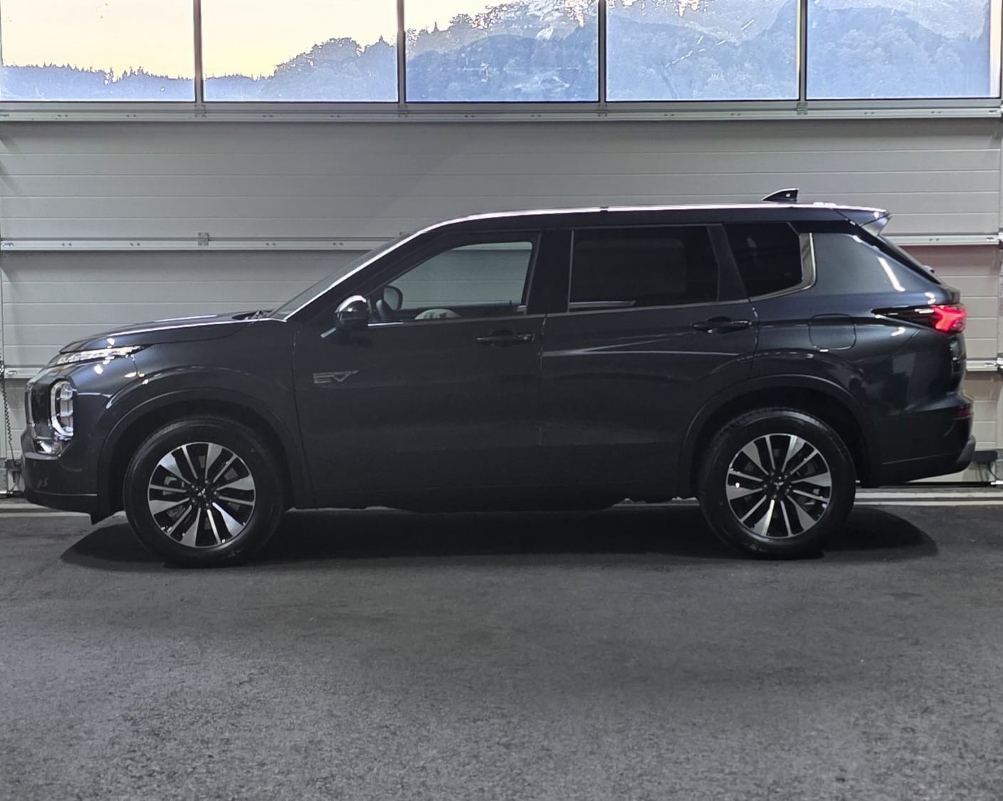 MITSUBISHI Outlander 2.4 PHEV Invite 4WD Automatic-image-1