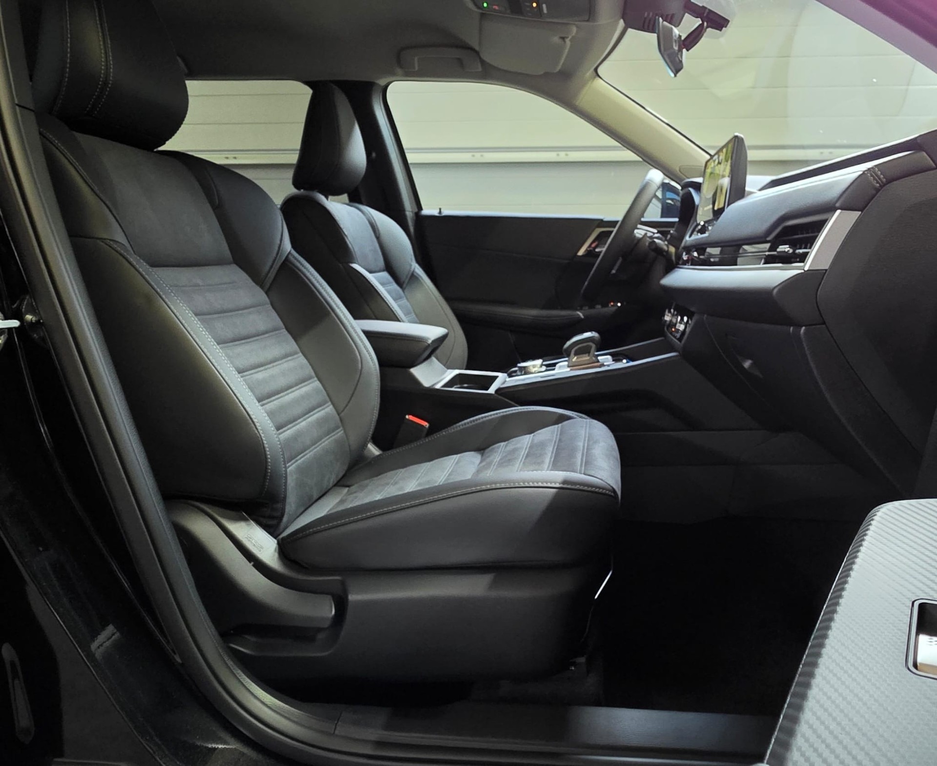 MITSUBISHI Outlander 2.4 PHEV Invite 4WD Automatic-image-25