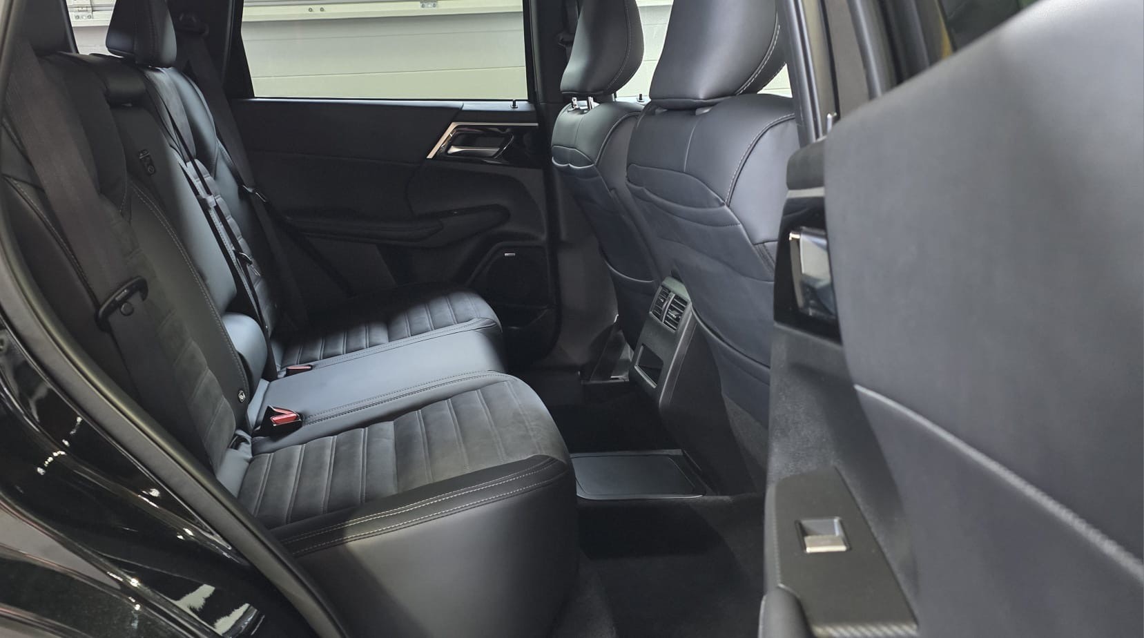 MITSUBISHI Outlander 2.4 PHEV Invite 4WD Automatic-image-23