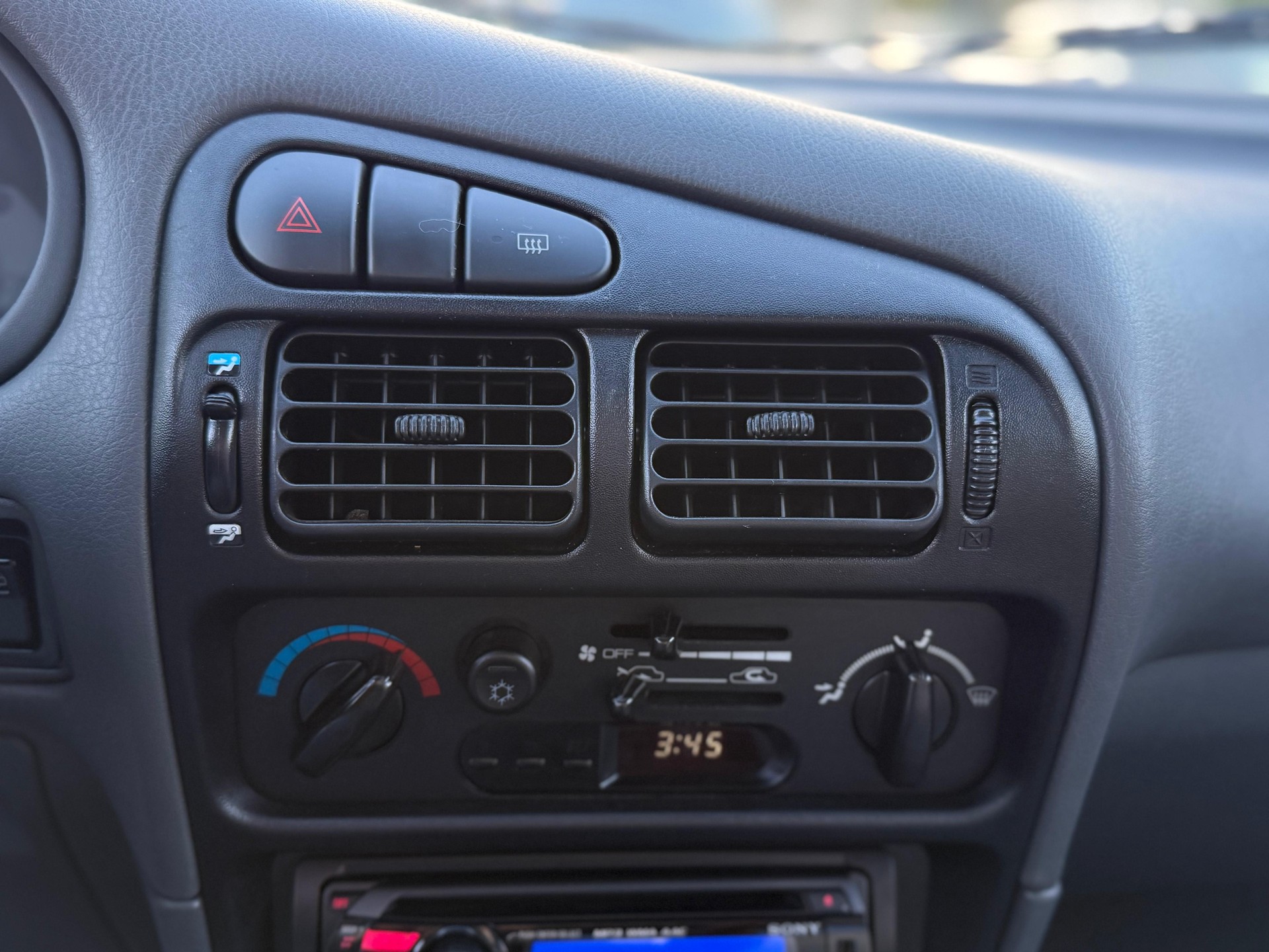 MITSUBISHI COLT-image-17