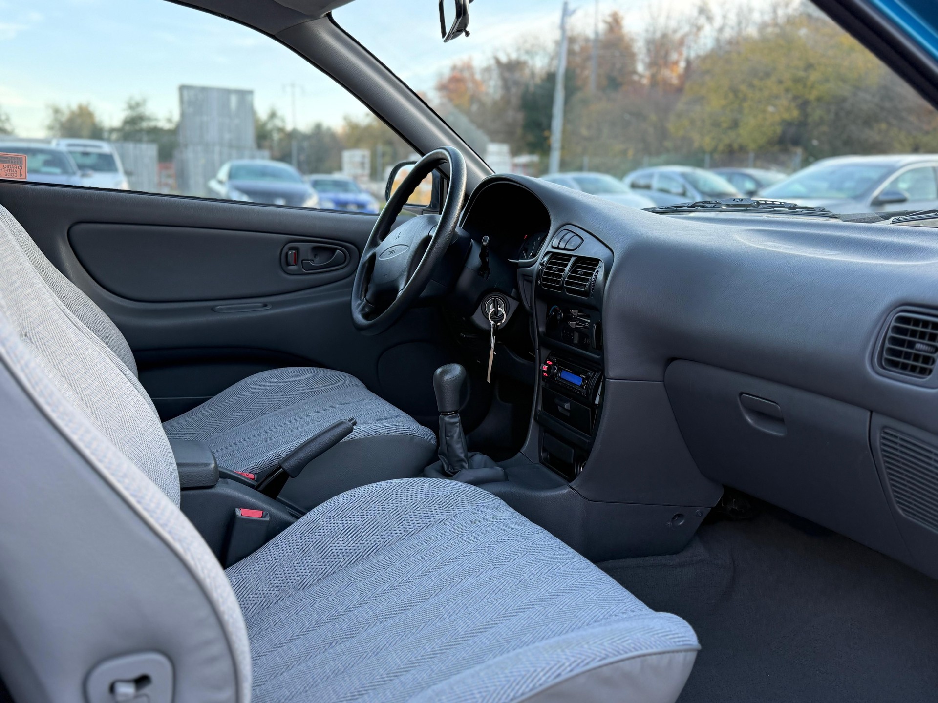 MITSUBISHI COLT-image-8