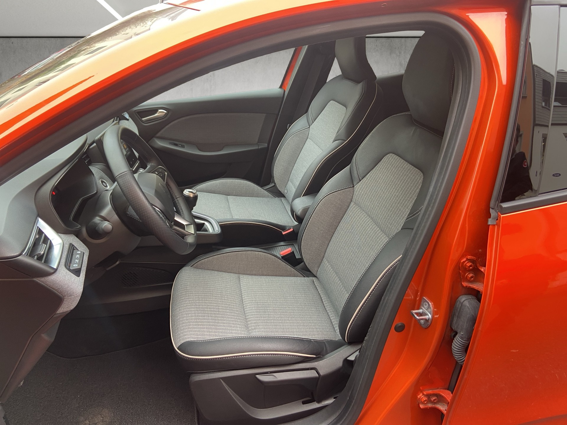RENAULT Clio 1.0 Techno-image-12