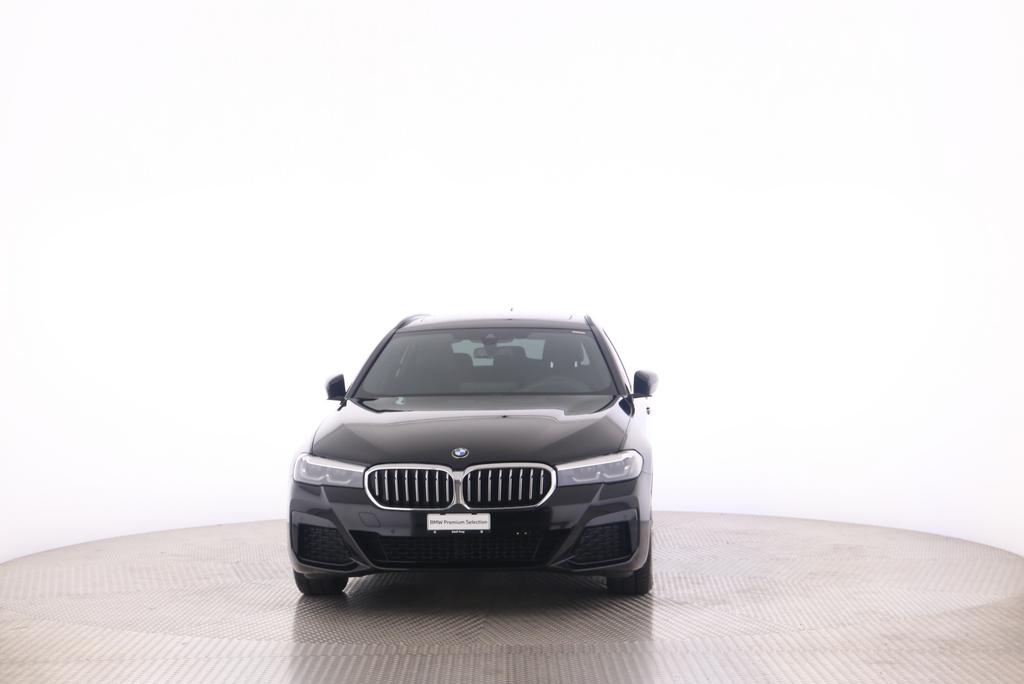 BMW 520d xDrive Touring-image-11