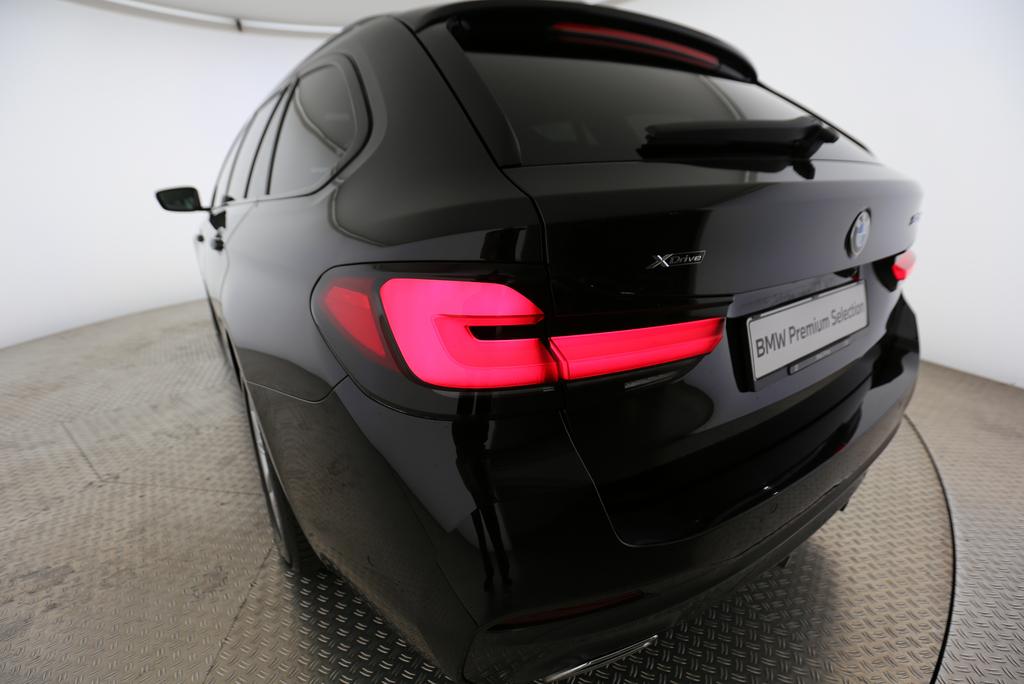 BMW 520d xDrive Touring-image-13
