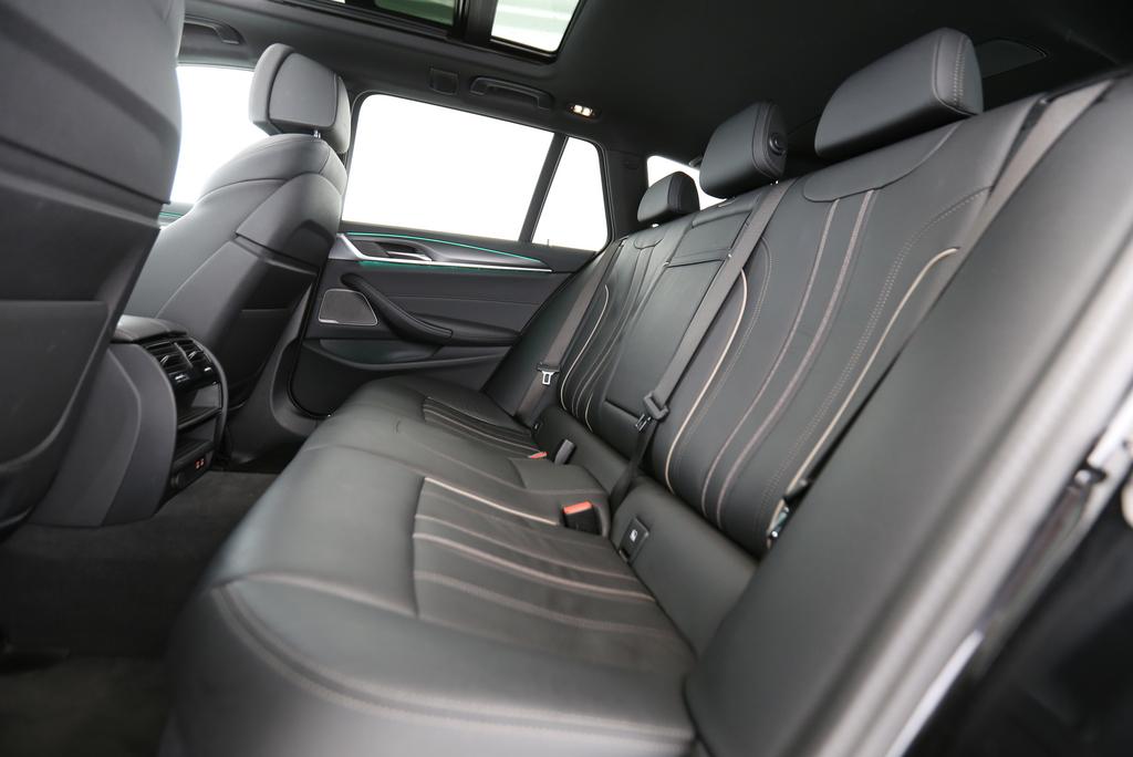 BMW 520d xDrive Touring-image-14