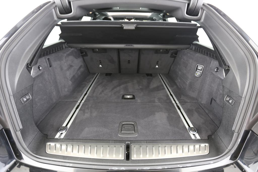 BMW 520d xDrive Touring-image-17