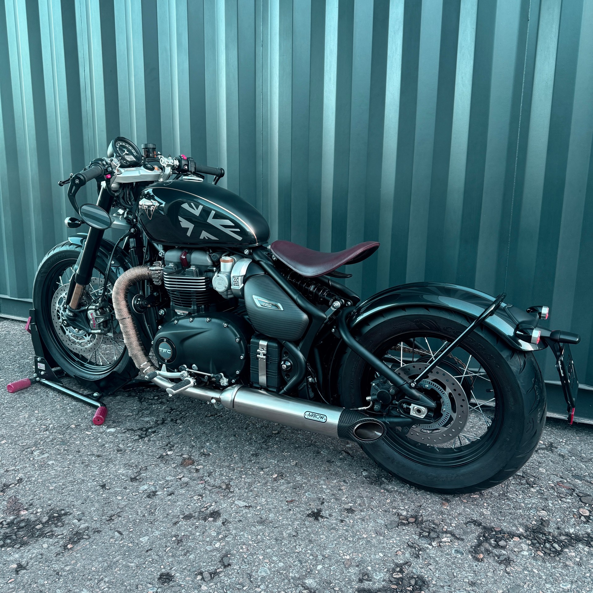 TRIUMPH Bonneville 1200 Bobber-showroom-element-3