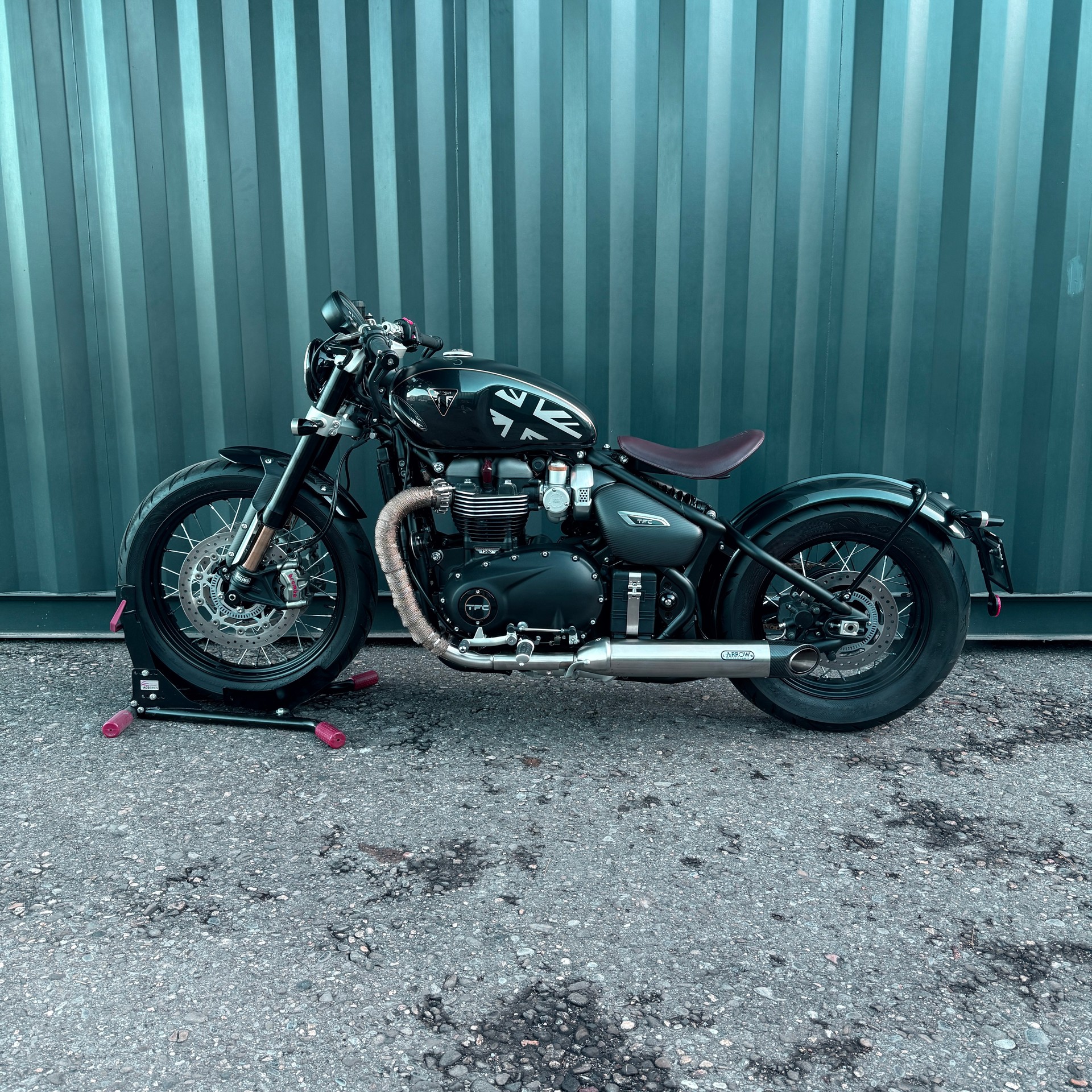 TRIUMPH Bonneville 1200 Bobber-showroom-element-1
