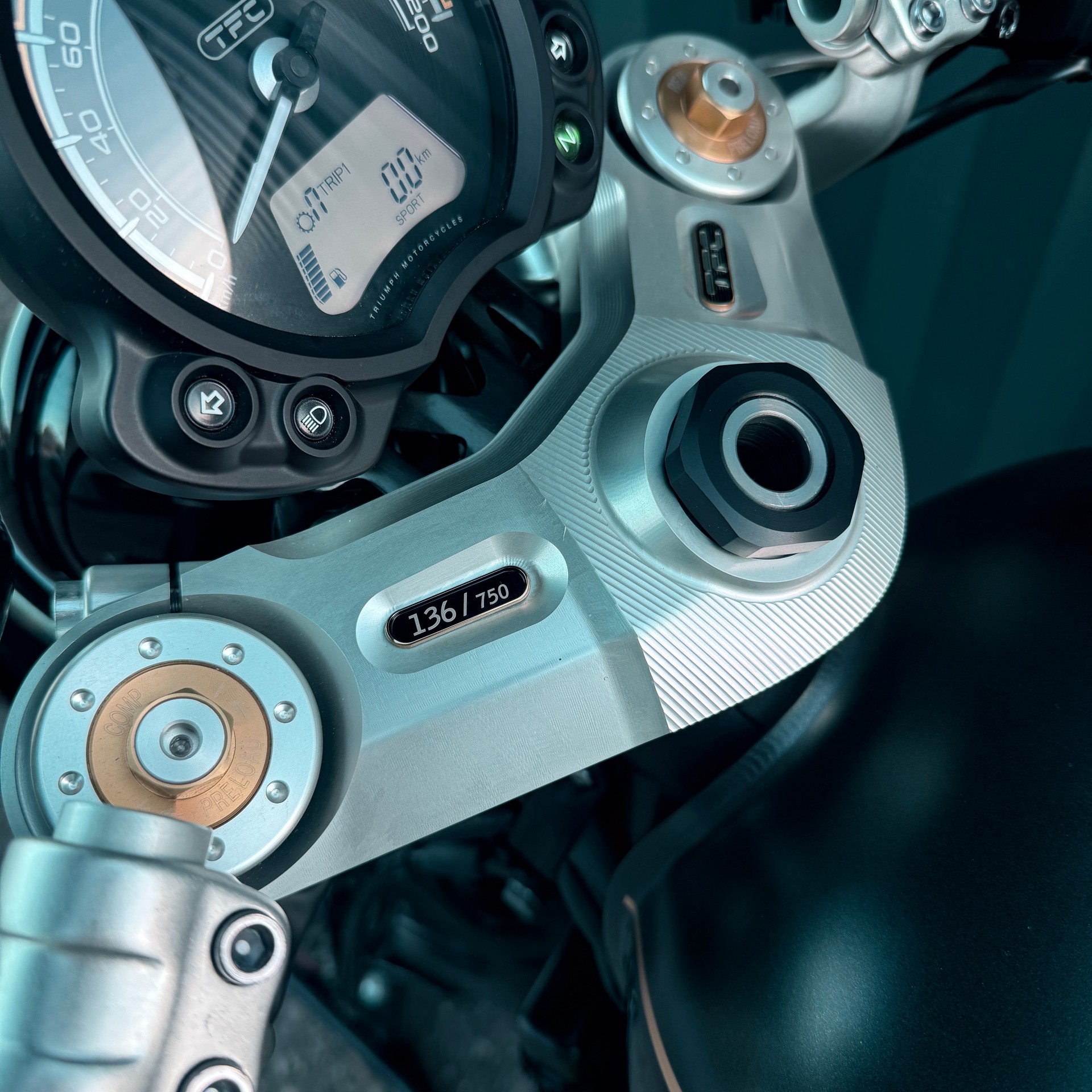 TRIUMPH Bonneville 1200 Bobber-image-9