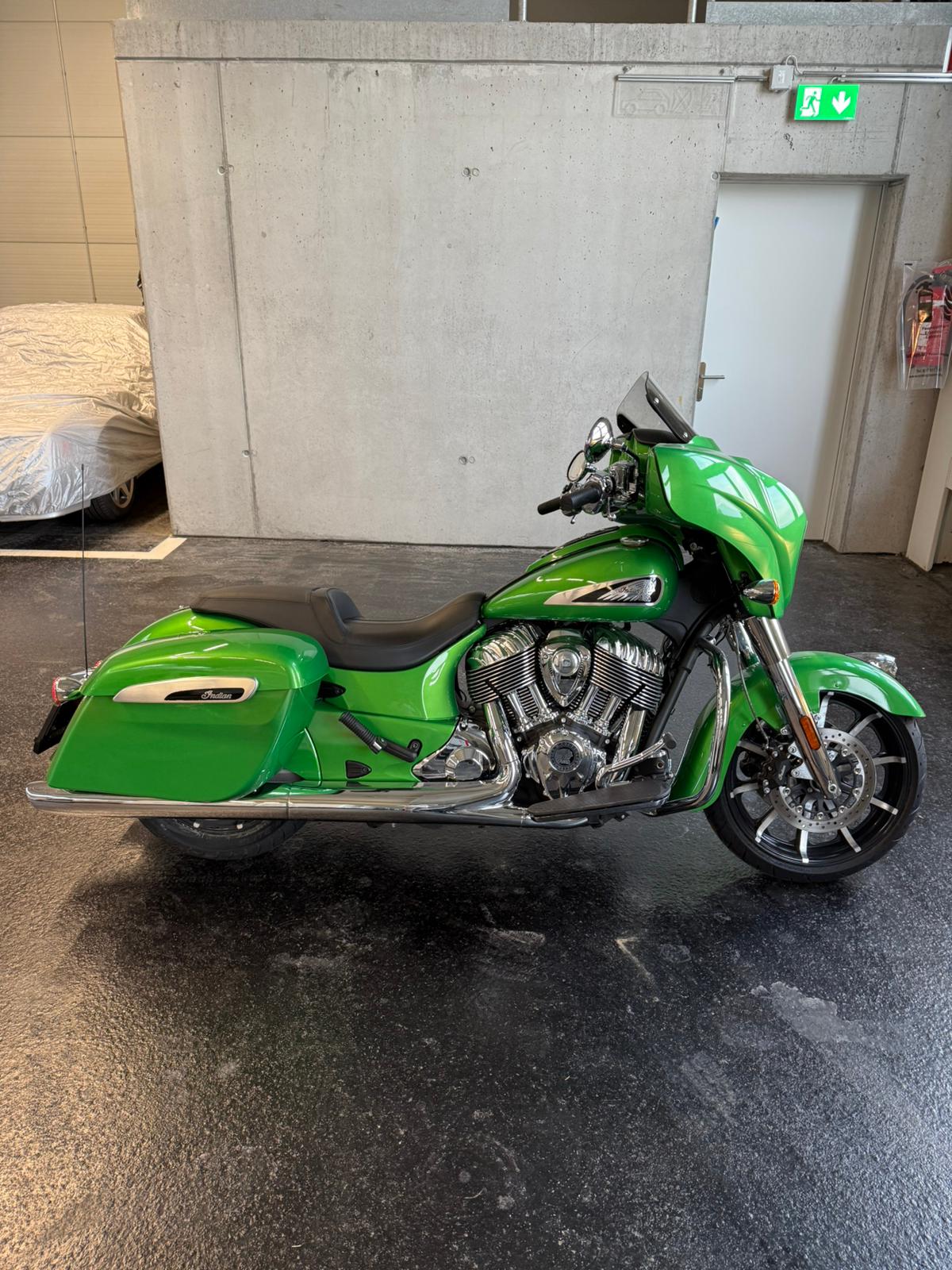 INDIAN Chieftain Limited-showroom-element-1