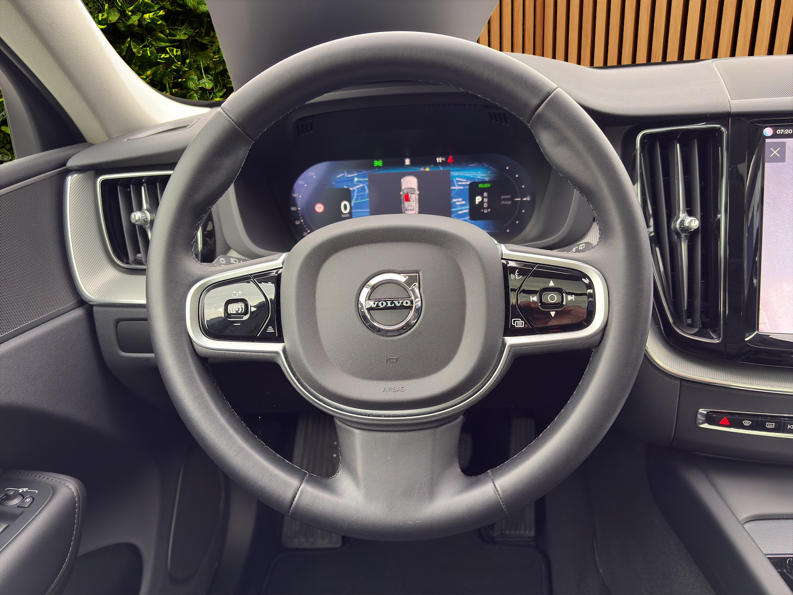 VOLVO XC60 2.0 T6 TE Plus Dark eAWD-image-11
