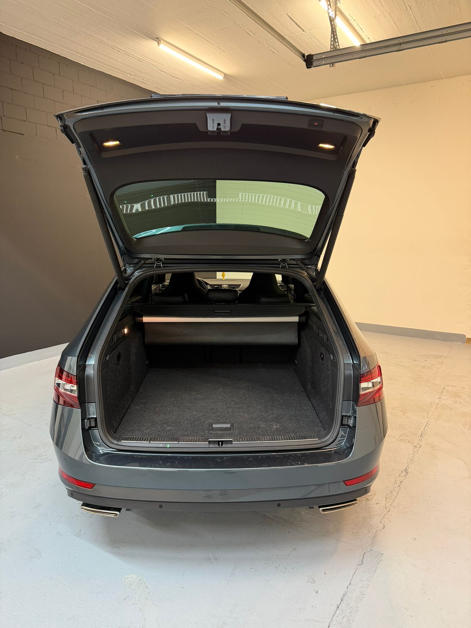 SKODA Superb Combi 2.0 TSI SportLine+ DSG 4x4 Voll Option ***CH-Fahrzeug***-image-6