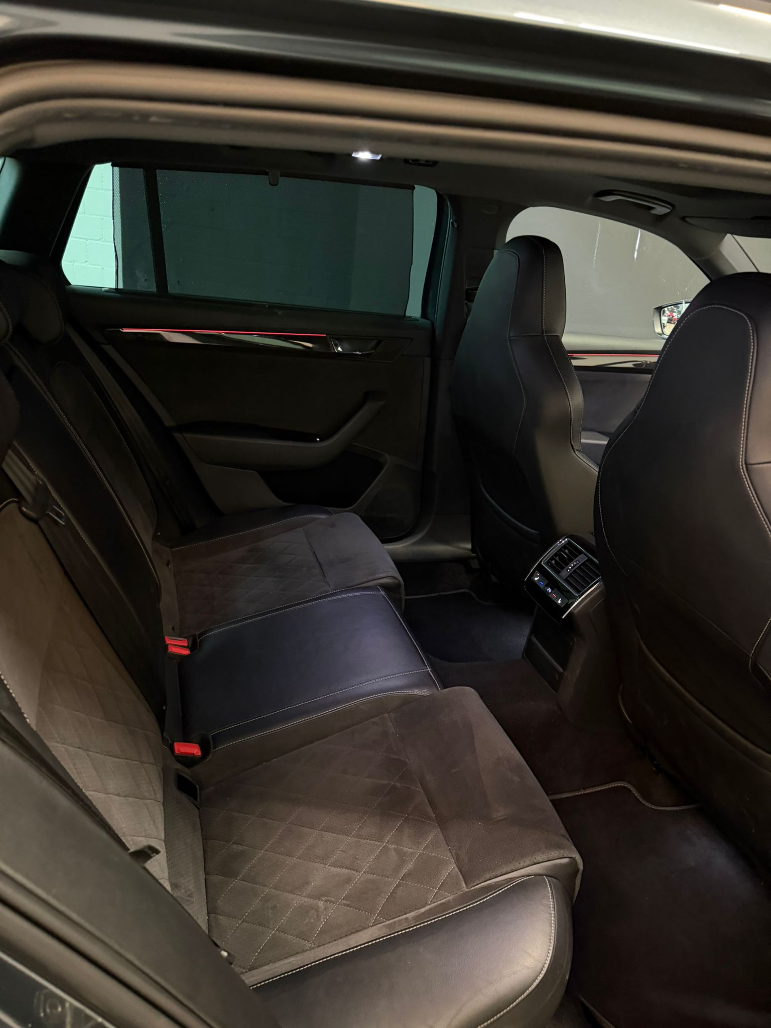 SKODA Superb Combi 2.0 TSI SportLine+ DSG 4x4 Voll Option ***CH-Fahrzeug***-image-15