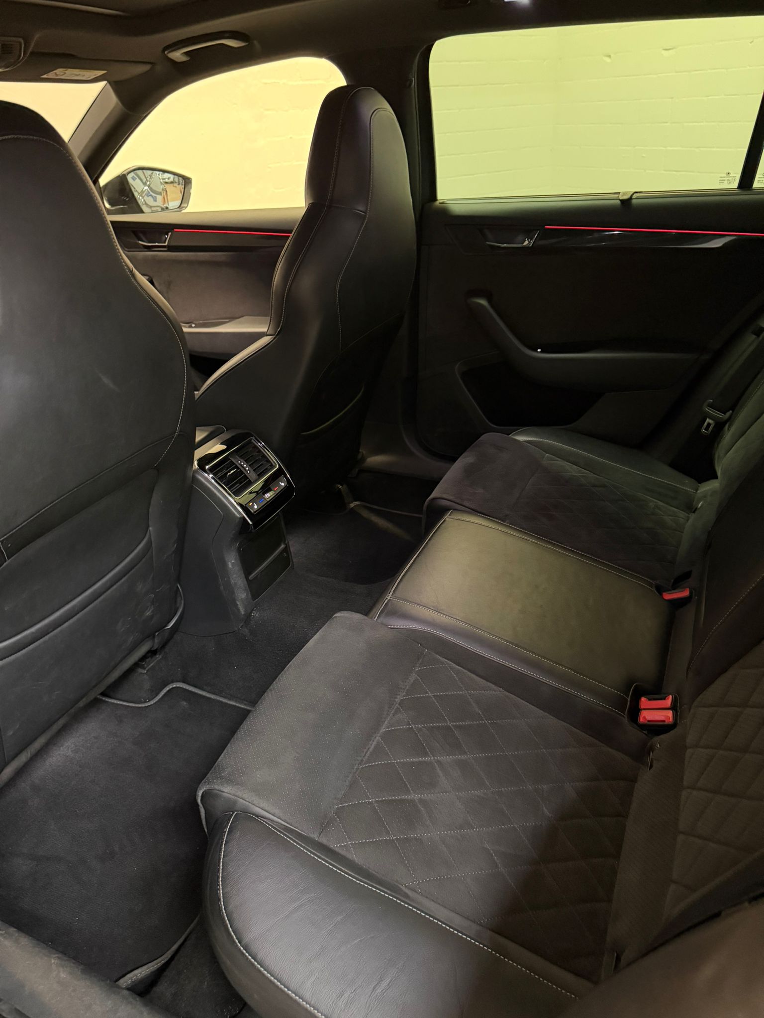 SKODA Superb Combi 2.0 TSI SportLine+ DSG 4x4 Voll Option ***CH-Fahrzeug***-image-14
