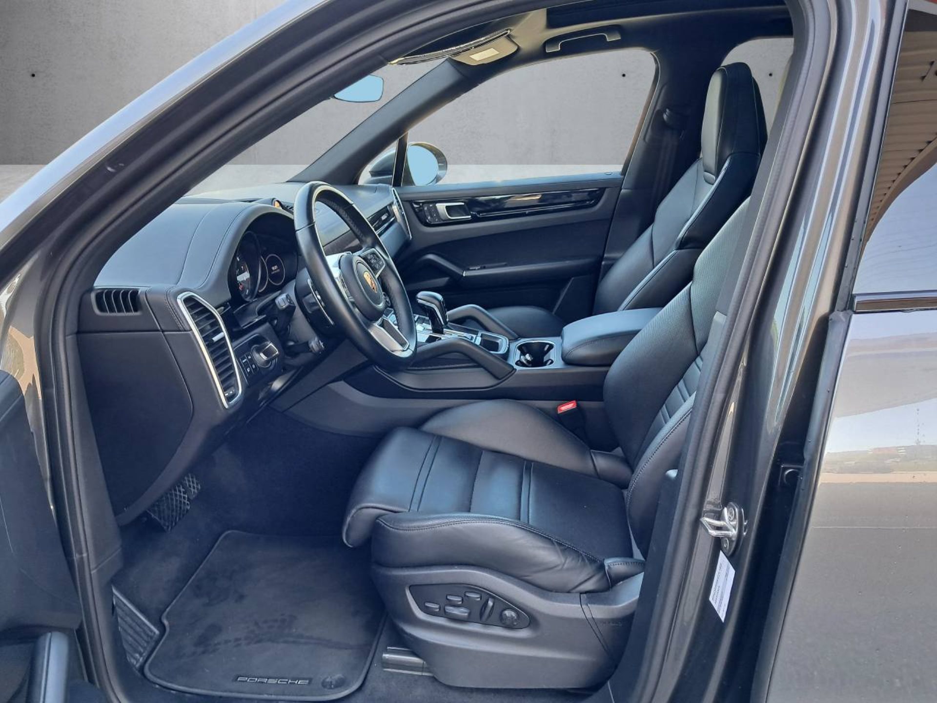 PORSCHE Cayenne E-Hybrid (MY22)-showroom-element-3