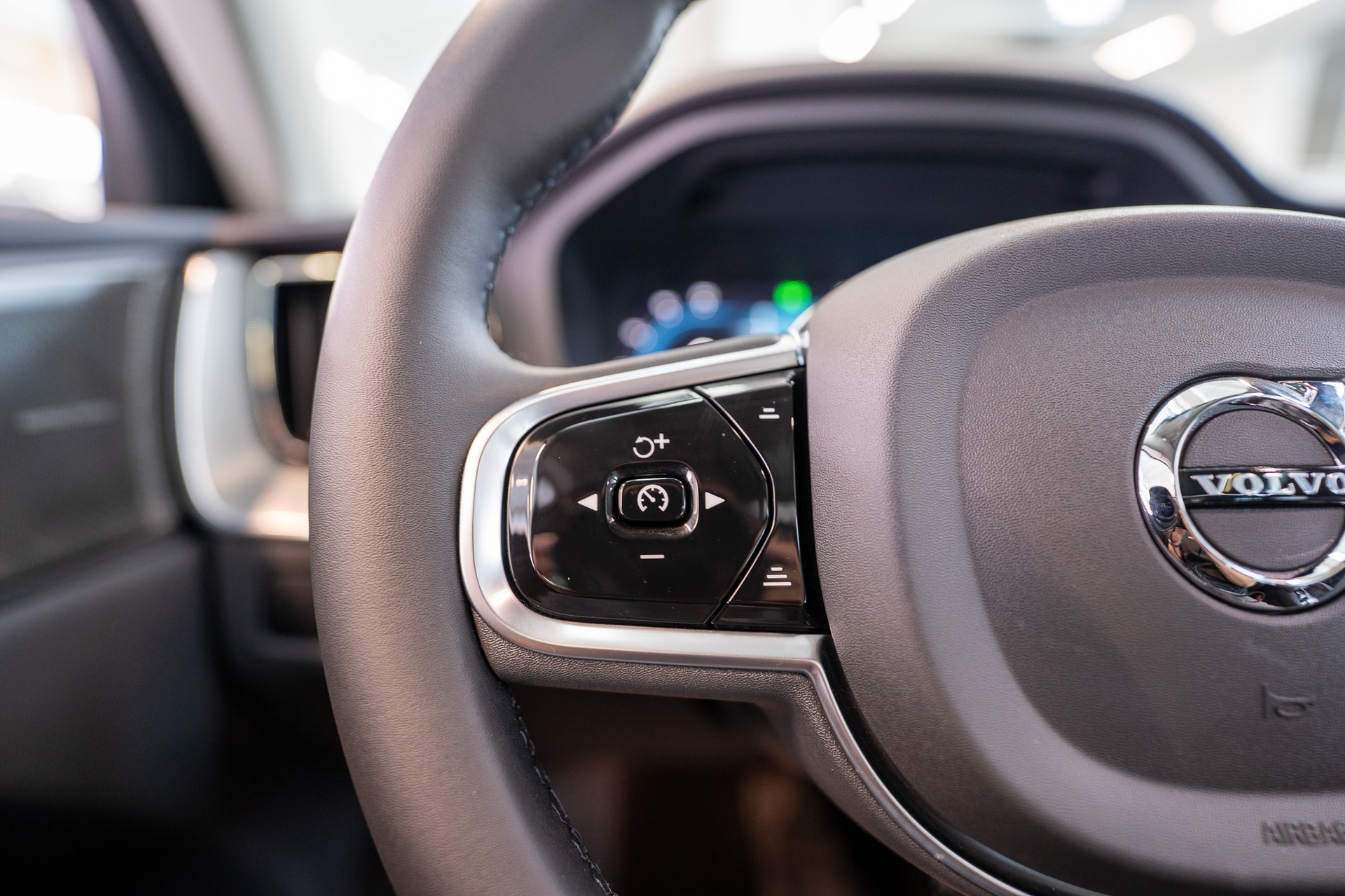 VOLVO XC60 2.0 T8 TE Ultra Dark eAWD / Panorama / HeadUp / Harman/Kardon-image-17