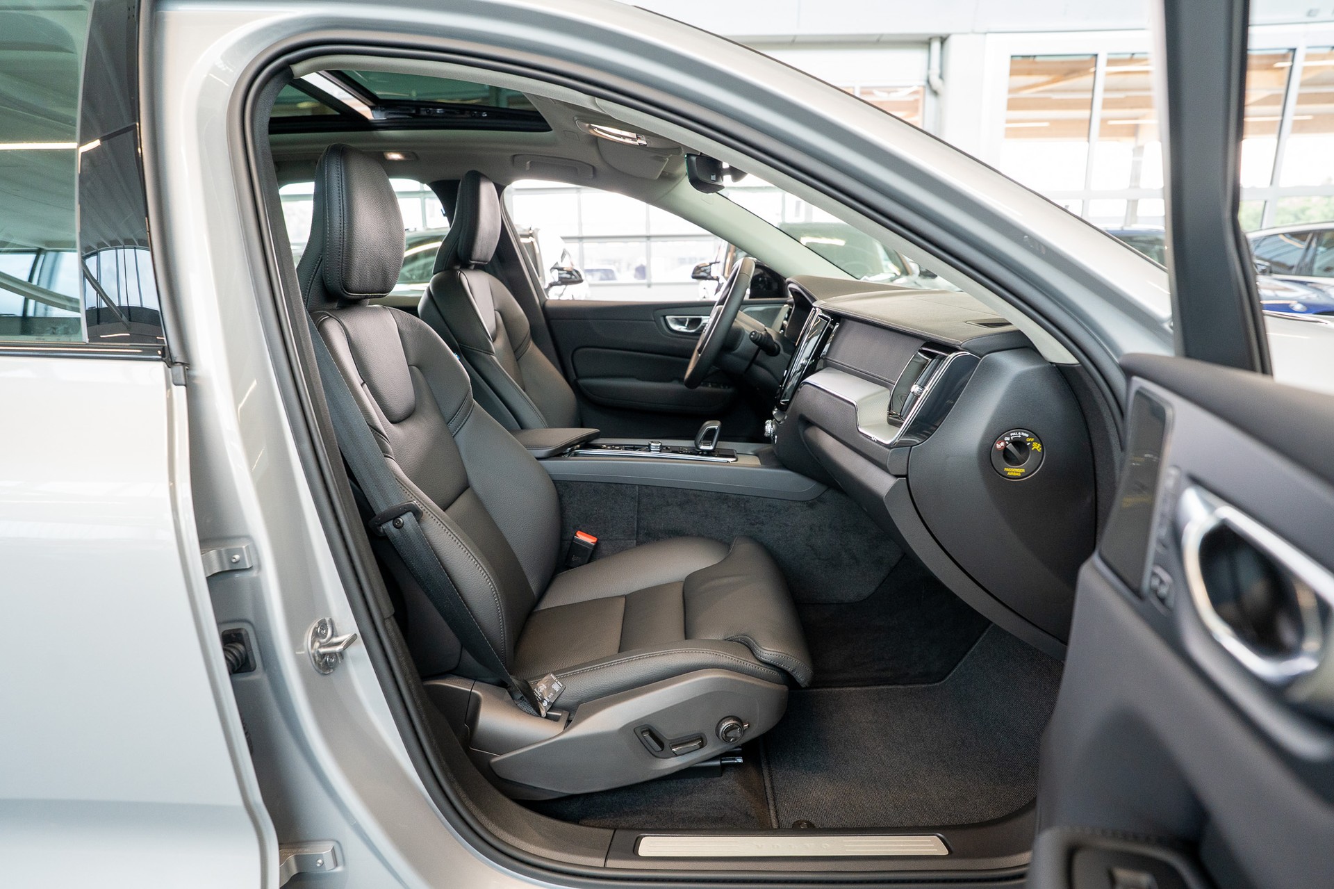 VOLVO XC60 2.0 T8 TE Ultra Dark eAWD / Panorama / HeadUp / Harman/Kardon-image-13