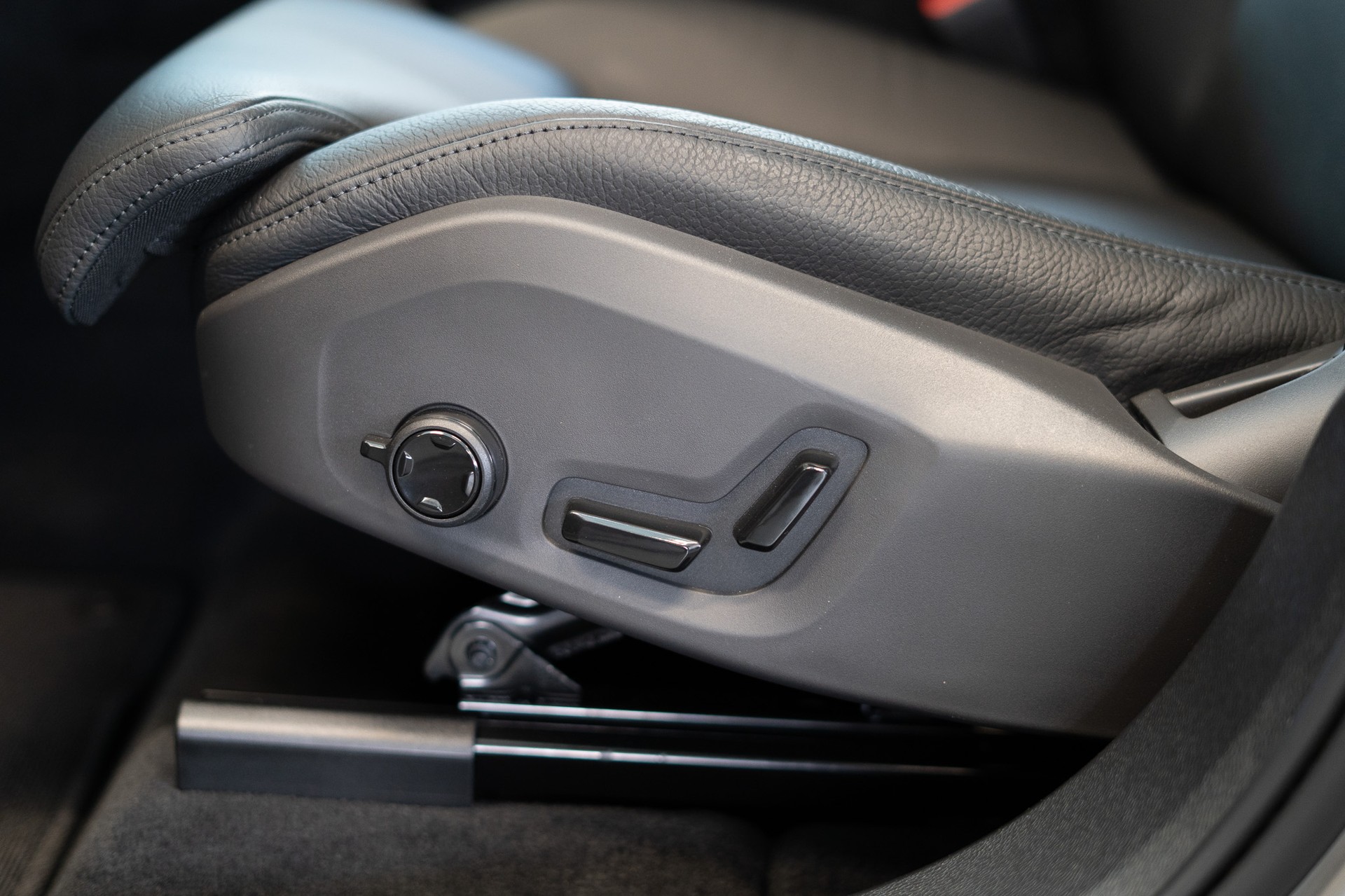 VOLVO XC60 2.0 T8 TE Ultra Dark eAWD / Panorama / HeadUp / Harman/Kardon-image-10