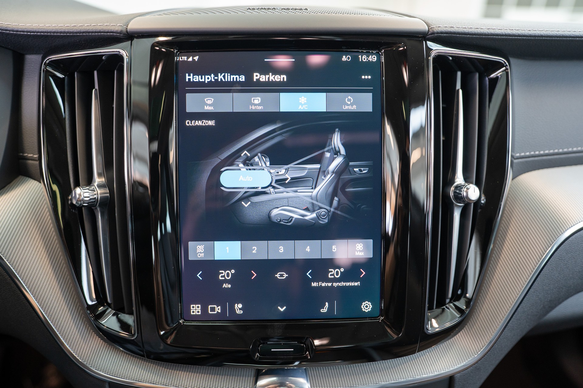 VOLVO XC60 2.0 T8 TE Ultra Dark eAWD / Panorama / HeadUp / Harman/Kardon-image-21