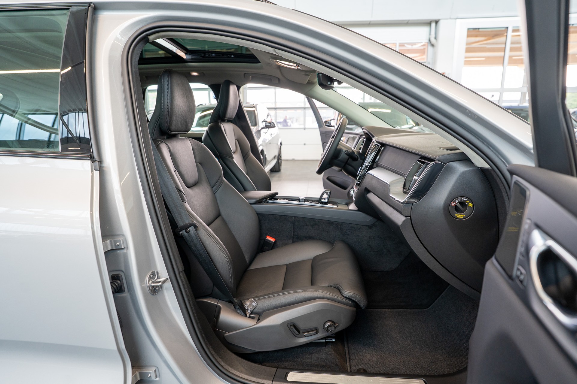 VOLVO XC60 2.0 T8 TE Ultra Dark eAWD / Panorama / HeadUp / Harman/Kardon-image-12