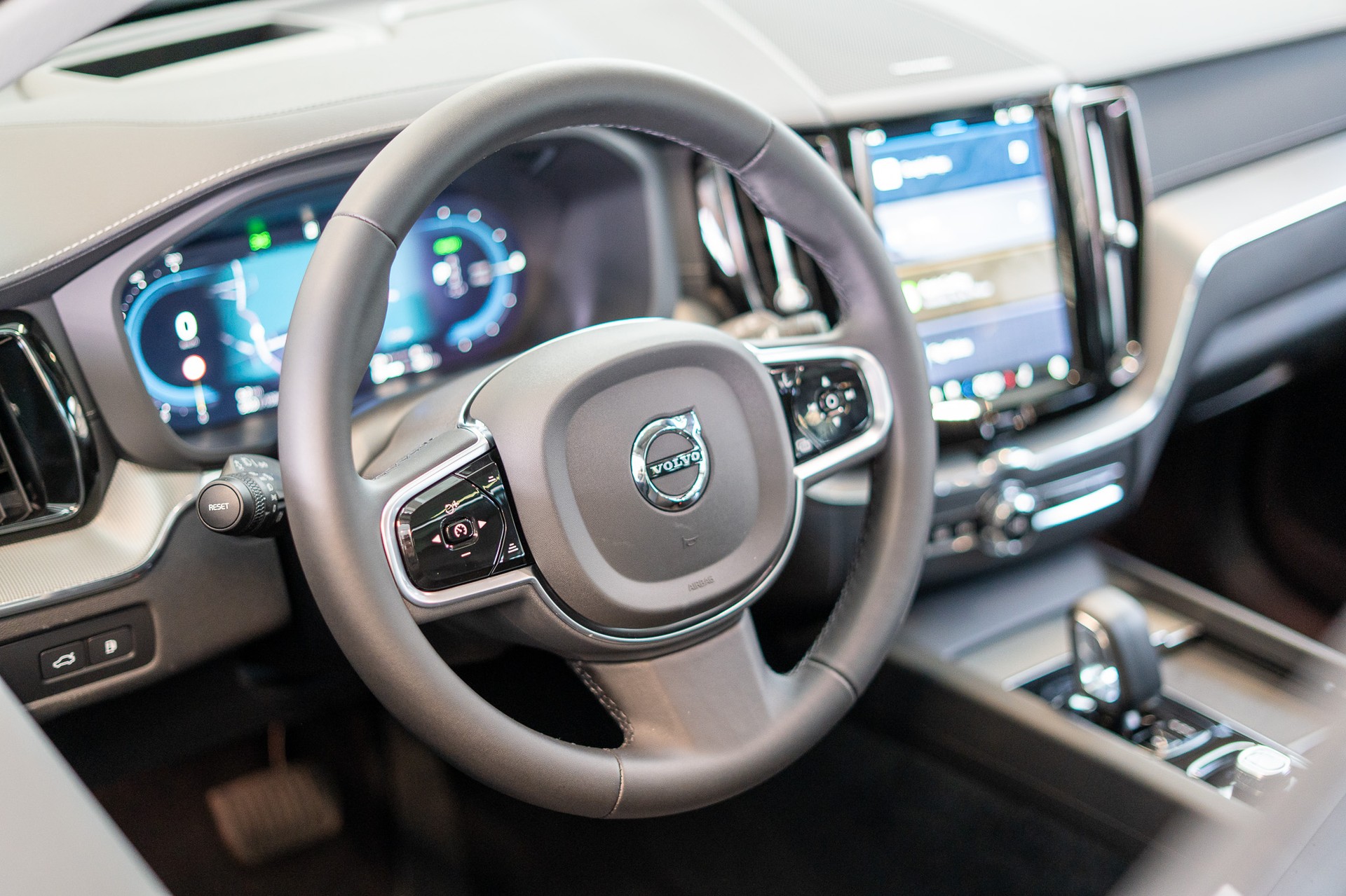 VOLVO XC60 2.0 T8 TE Ultra Dark eAWD / Panorama / HeadUp / Harman/Kardon-image-9