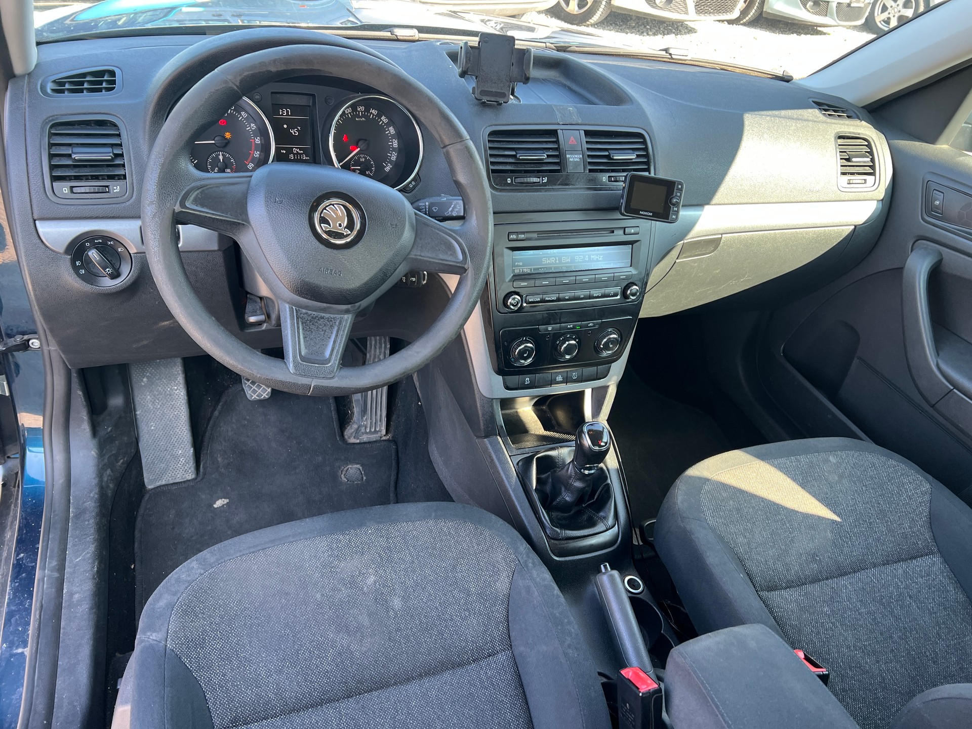 SKODA Yeti 2.0 TDI Active 4x4 (Klima * Alufelgen * Sensoren * Radio CD * AHK * 4X4 * BO5)-image-11