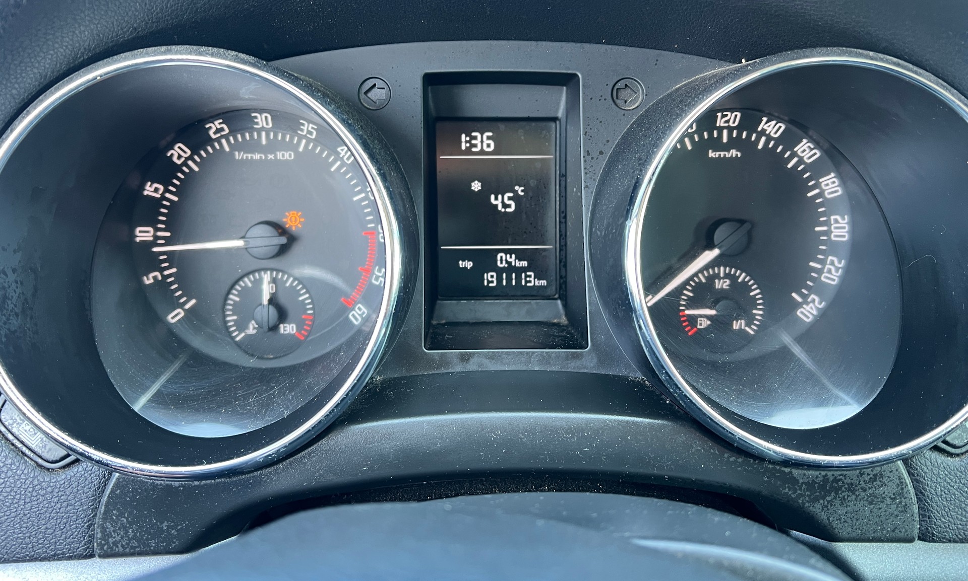 SKODA Yeti 2.0 TDI Active 4x4 (Klima * Alufelgen * Sensoren * Radio CD * AHK * 4X4 * BO5)-image-8