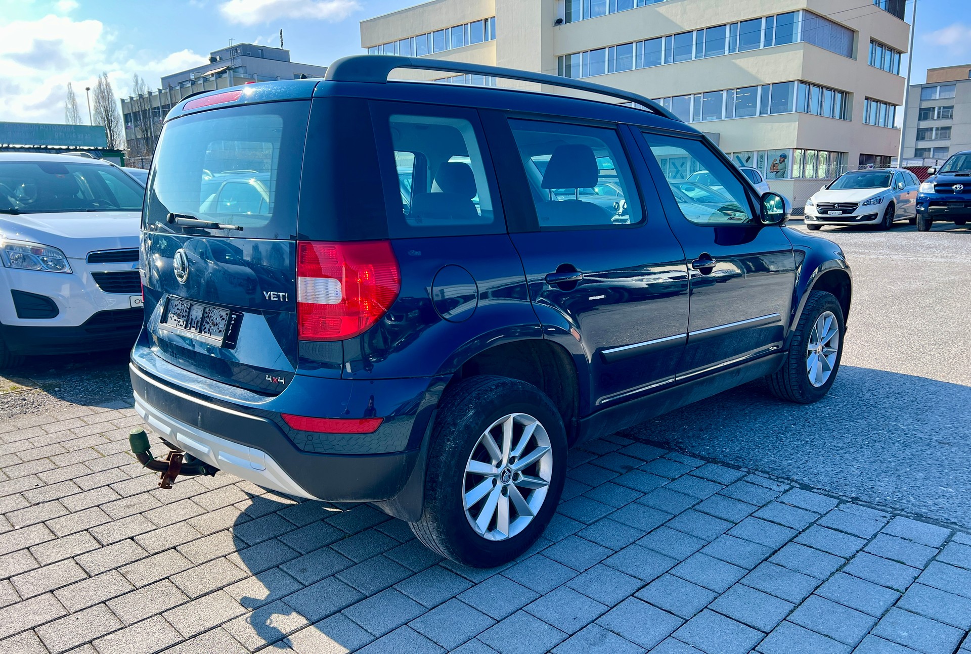 SKODA Yeti 2.0 TDI Active 4x4 (Klima * Alufelgen * Sensoren * Radio CD * AHK * 4X4 * BO5)-image-5