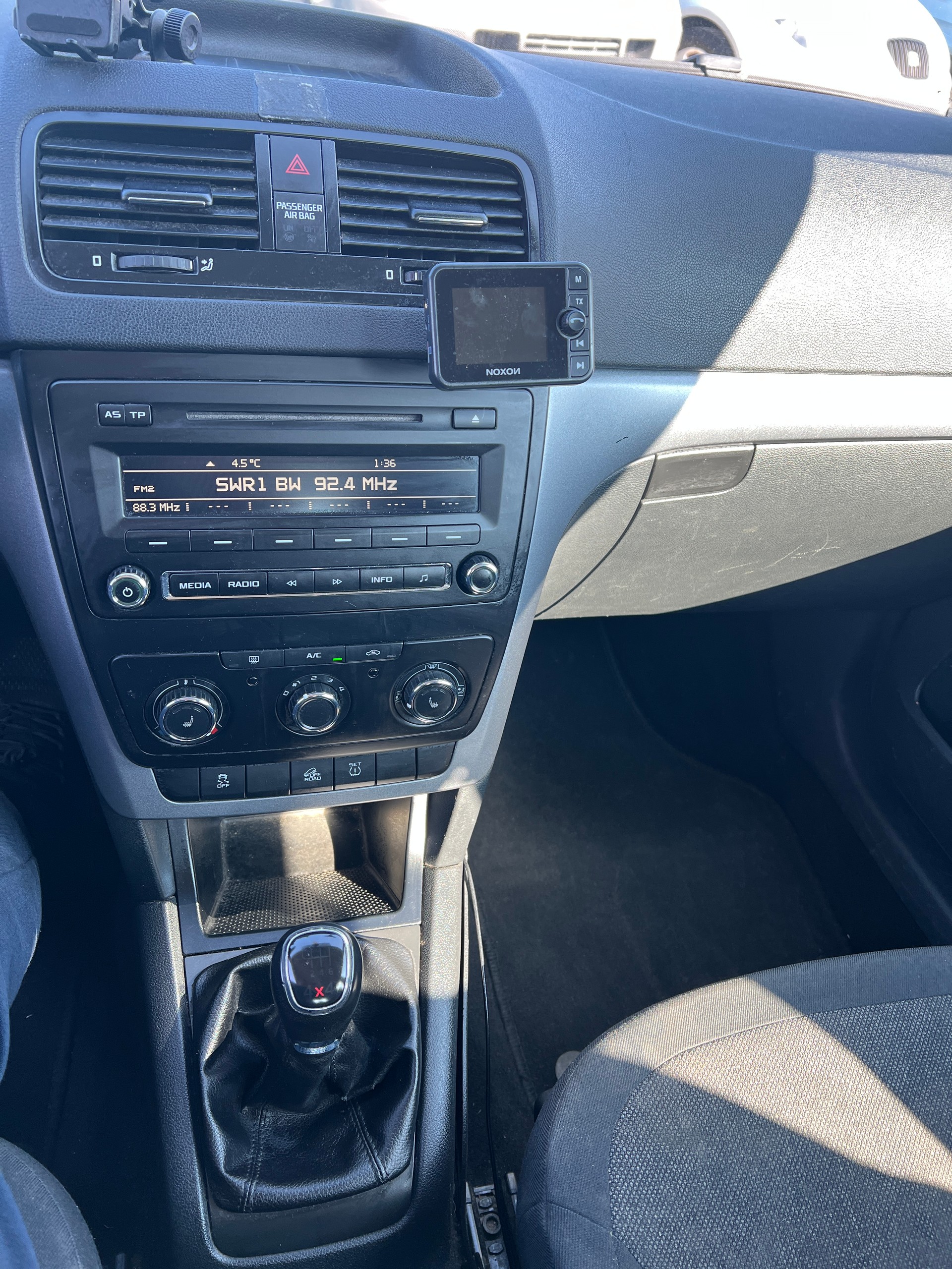 SKODA Yeti 2.0 TDI Active 4x4 (Klima * Alufelgen * Sensoren * Radio CD * AHK * 4X4 * BO5)-image-10