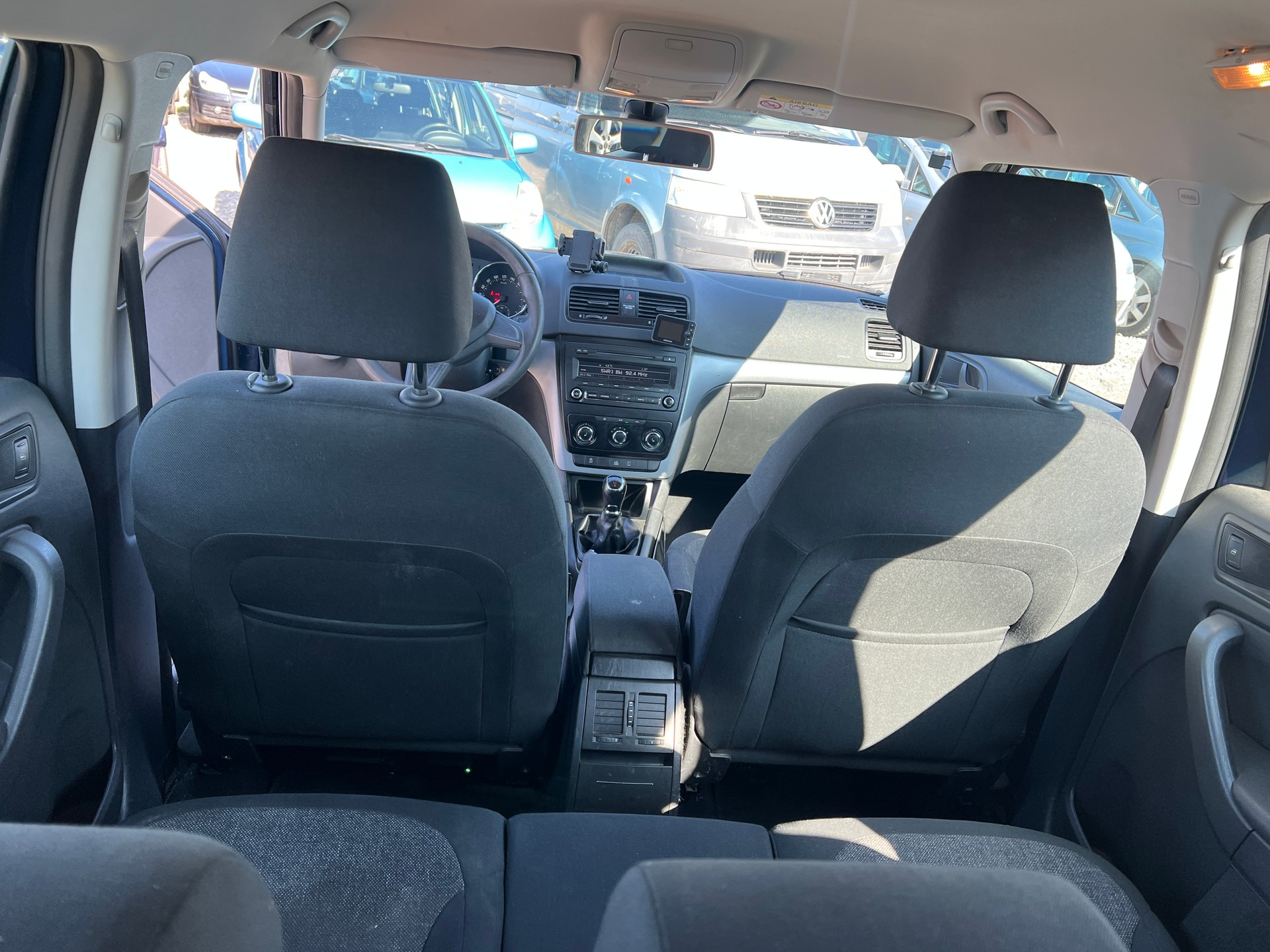 SKODA Yeti 2.0 TDI Active 4x4 (Klima * Alufelgen * Sensoren * Radio CD * AHK * 4X4 * BO5)-image-12