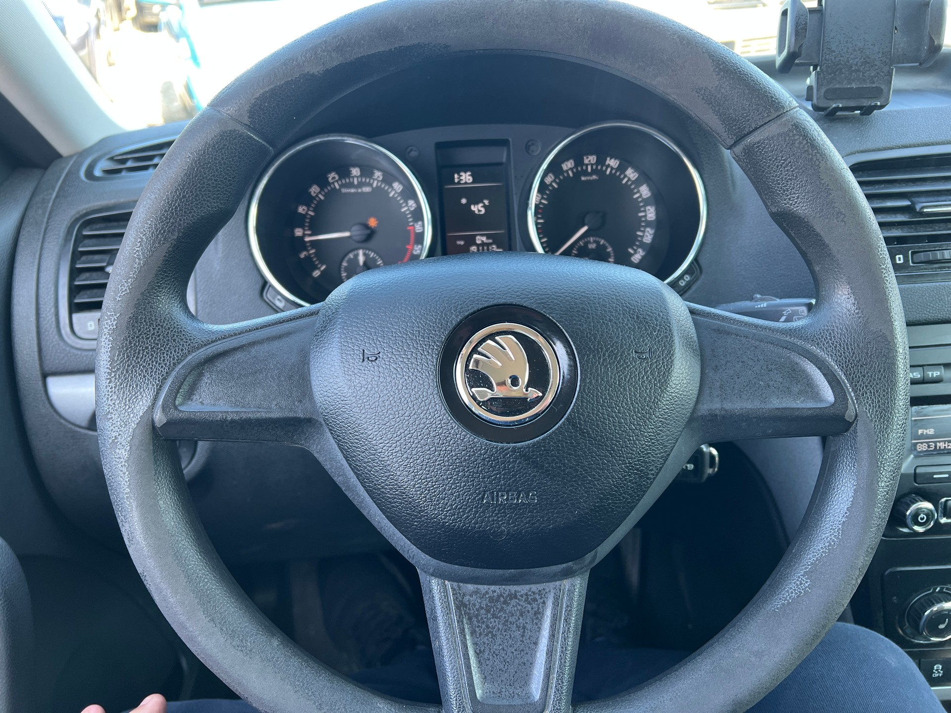 SKODA Yeti 2.0 TDI Active 4x4 (Klima * Alufelgen * Sensoren * Radio CD * AHK * 4X4 * BO5)-image-9
