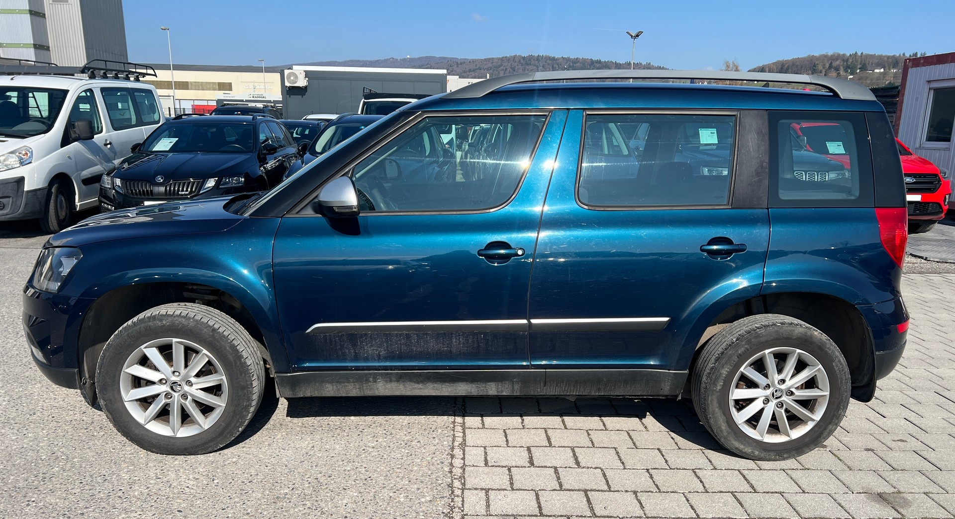 SKODA Yeti 2.0 TDI Active 4x4 (Klima * Alufelgen * Sensoren * Radio CD * AHK * 4X4 * BO5)-image-6