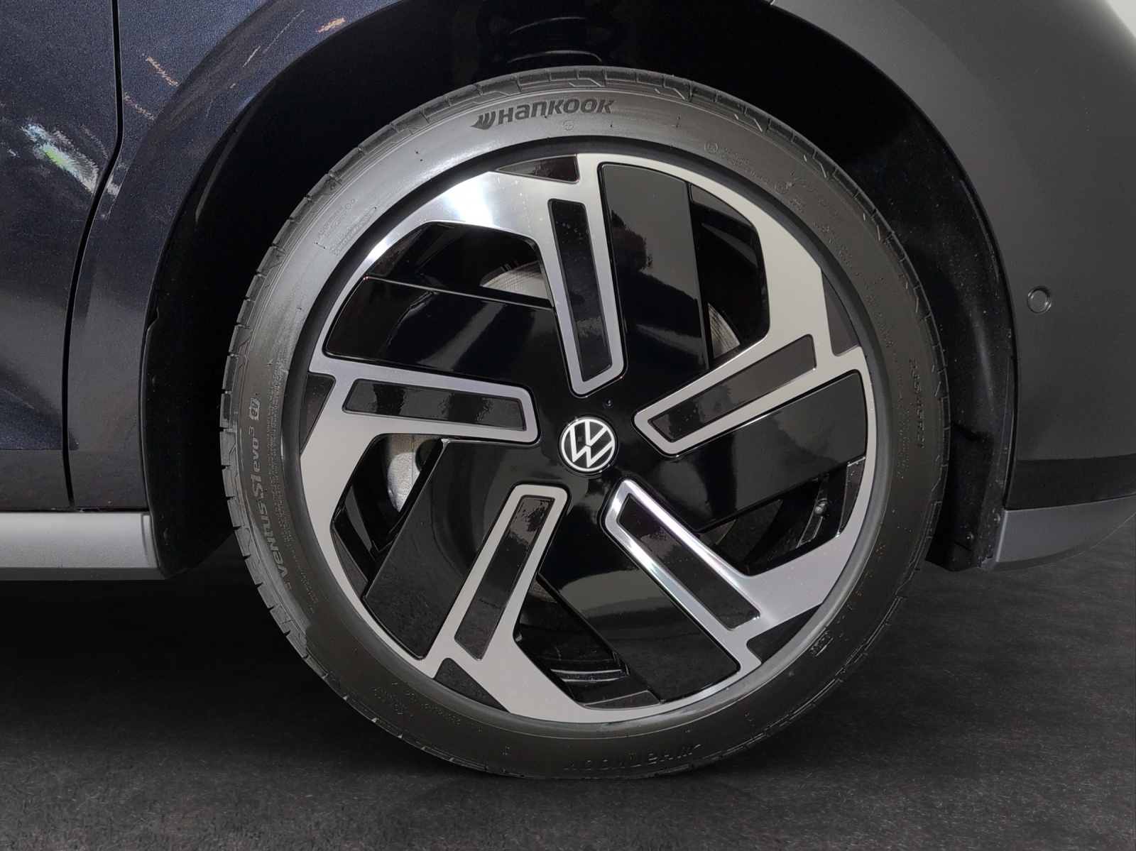 VW ID.Buzz LWB GTX 4 Motion-image-4