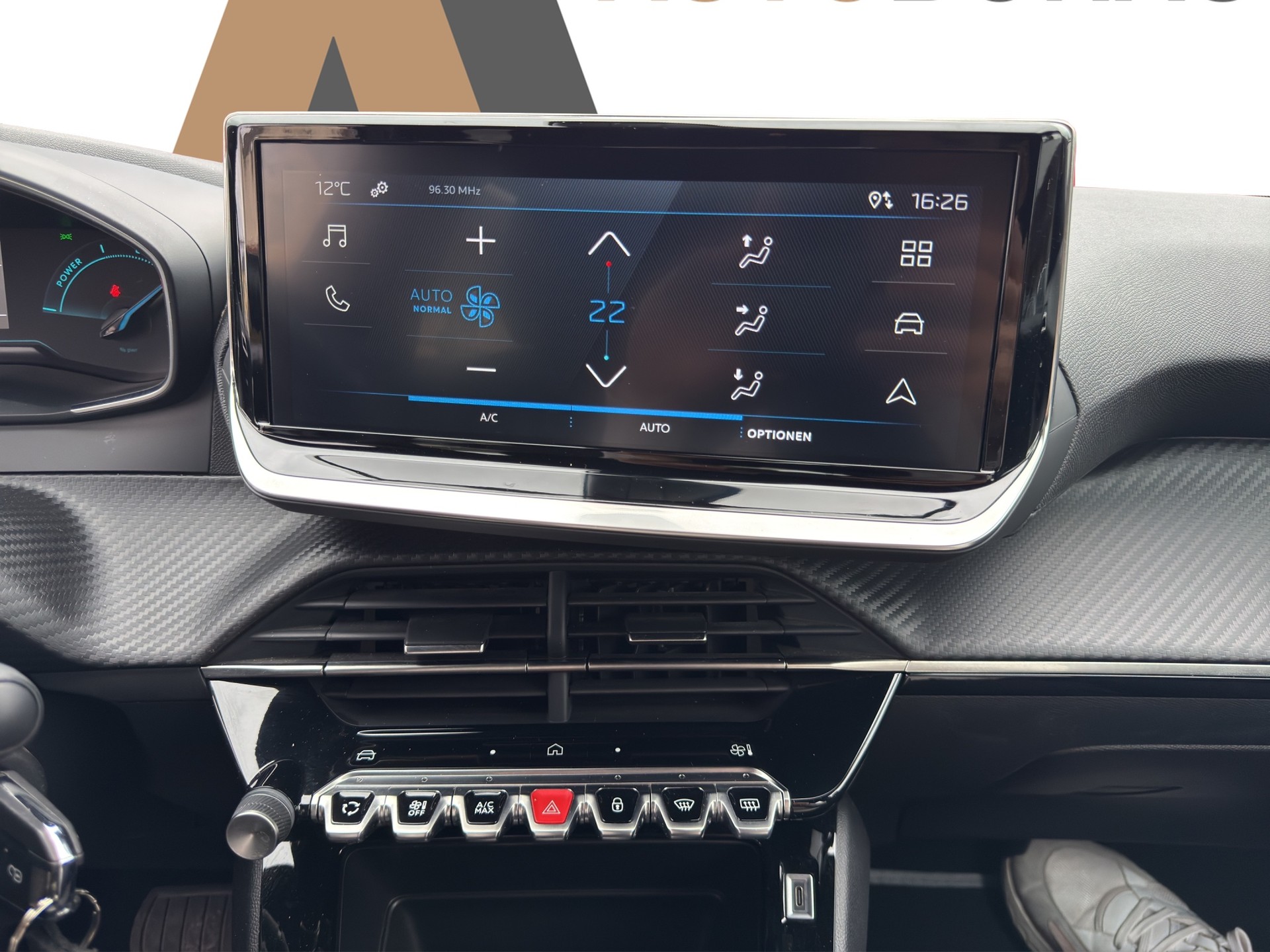 PEUGEOT 2008 1.2 Hybrid 145 Style-image-23