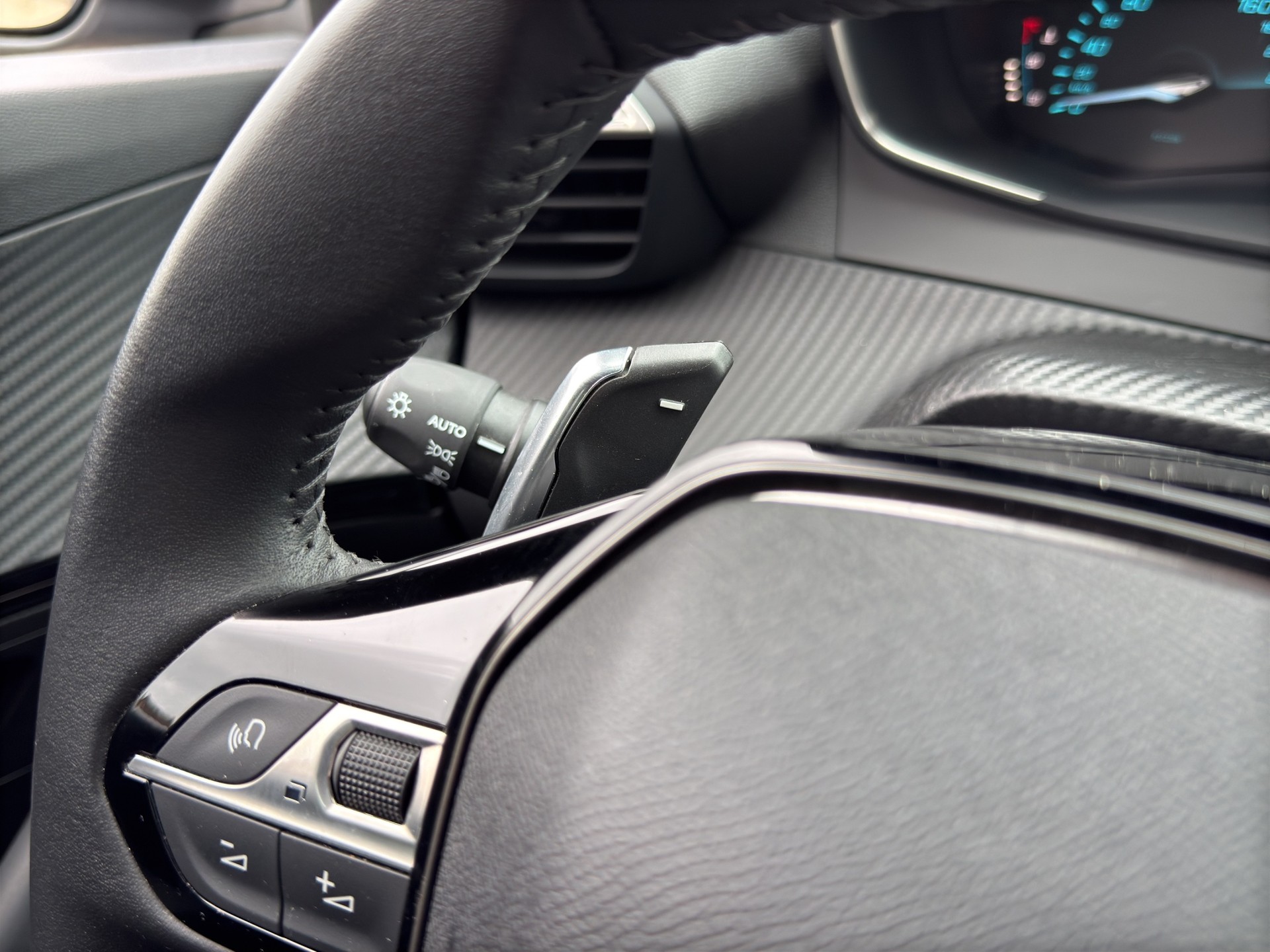 PEUGEOT 2008 1.2 Hybrid 145 Style-image-32