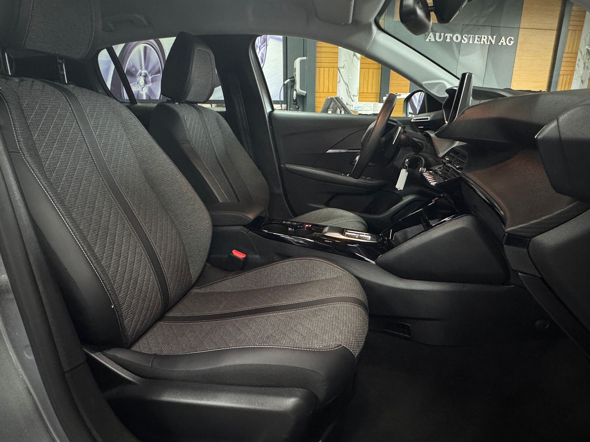 PEUGEOT 208 1.2 MHEV 110 Active-image-9